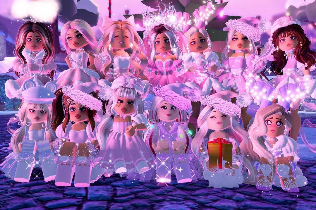 Roblox Royale High 桌布 壁紙 — 一群發光的 Roblox 頭像穿著白色冬季服裝，在閃爍的紫色燈光下一同擺姿勢。
