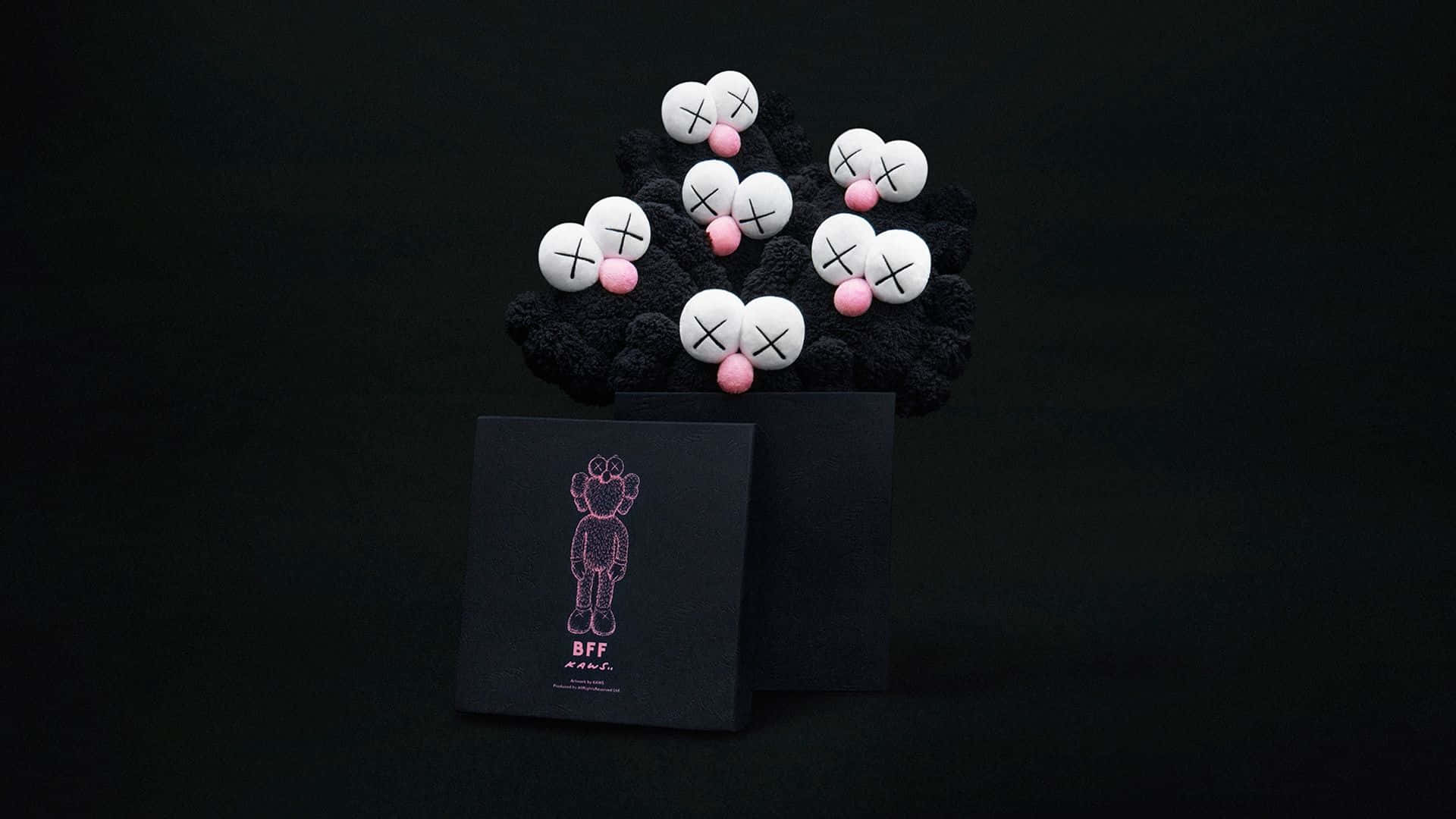 KAWS 桌布 壁紙 — 一群白色KAWS風格絨毛玩偶，粉紅色鼻子，放在黑色底座上，旁邊有一個黑色盒子，上面有粉紅色KAWS角色插圖。