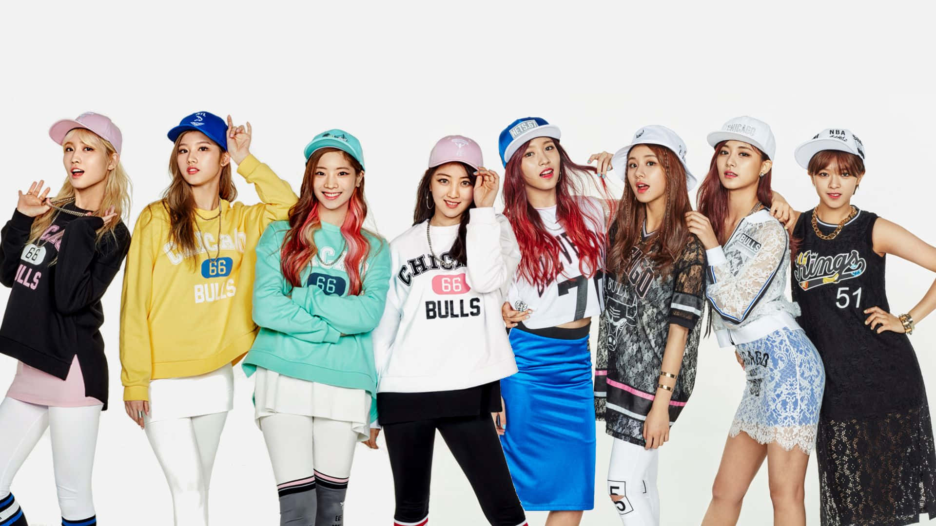 一群穿不同顏色衣服的女孩合影 — Twice 壁紙