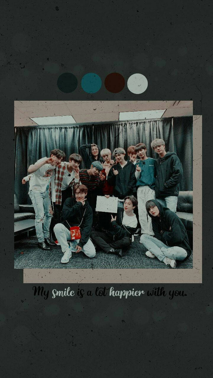 Bts Aesthetic 桌布 壁紙 — 一群穿著休閒服裝的年輕男性在後台環境中一起擺姿勢，背景有深色窗簾和頭頂燈光。