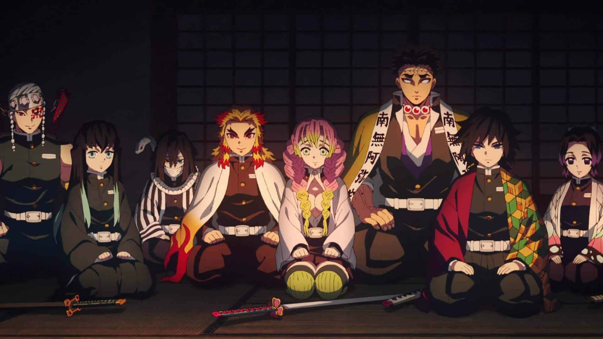 Kimetsu No Yaiba 桌布 壁紙 — 一群穿著傳統日本服裝的動漫角色，在障子屏風前盤腿坐在木地板上，身旁放著劍。