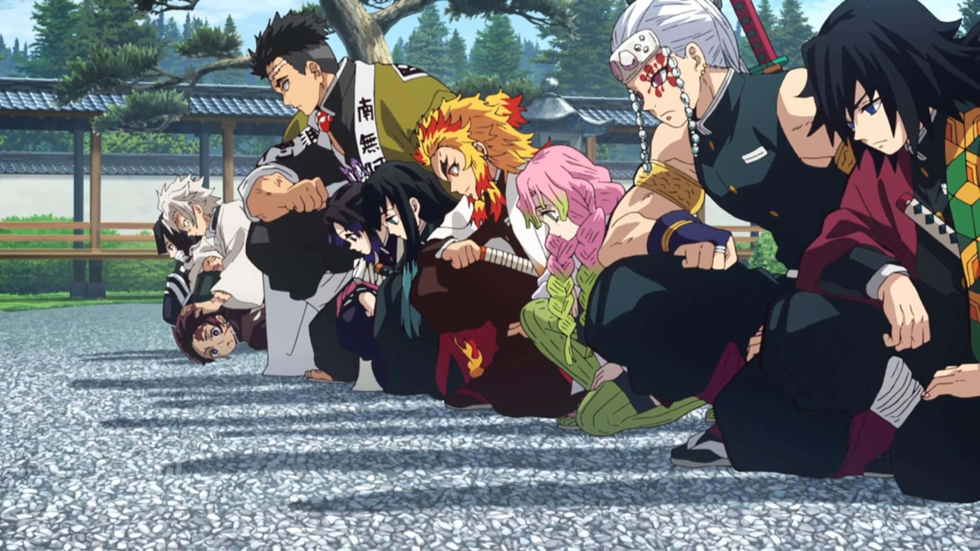 Kimetsu No Yaiba 桌布 壁紙 — 一群穿著傳統日本服飾的動漫角色，在神社附近的樹下碎石路上蹲成一排。