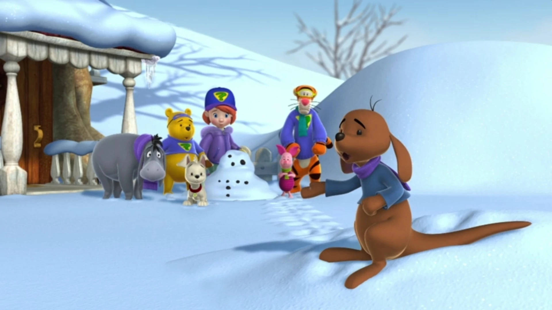 Tigger 桌布 壁紙 — 一群穿著冬季外套的動畫動物朋友聚集在雪人周圍，附近有一座被雪覆蓋的房子。