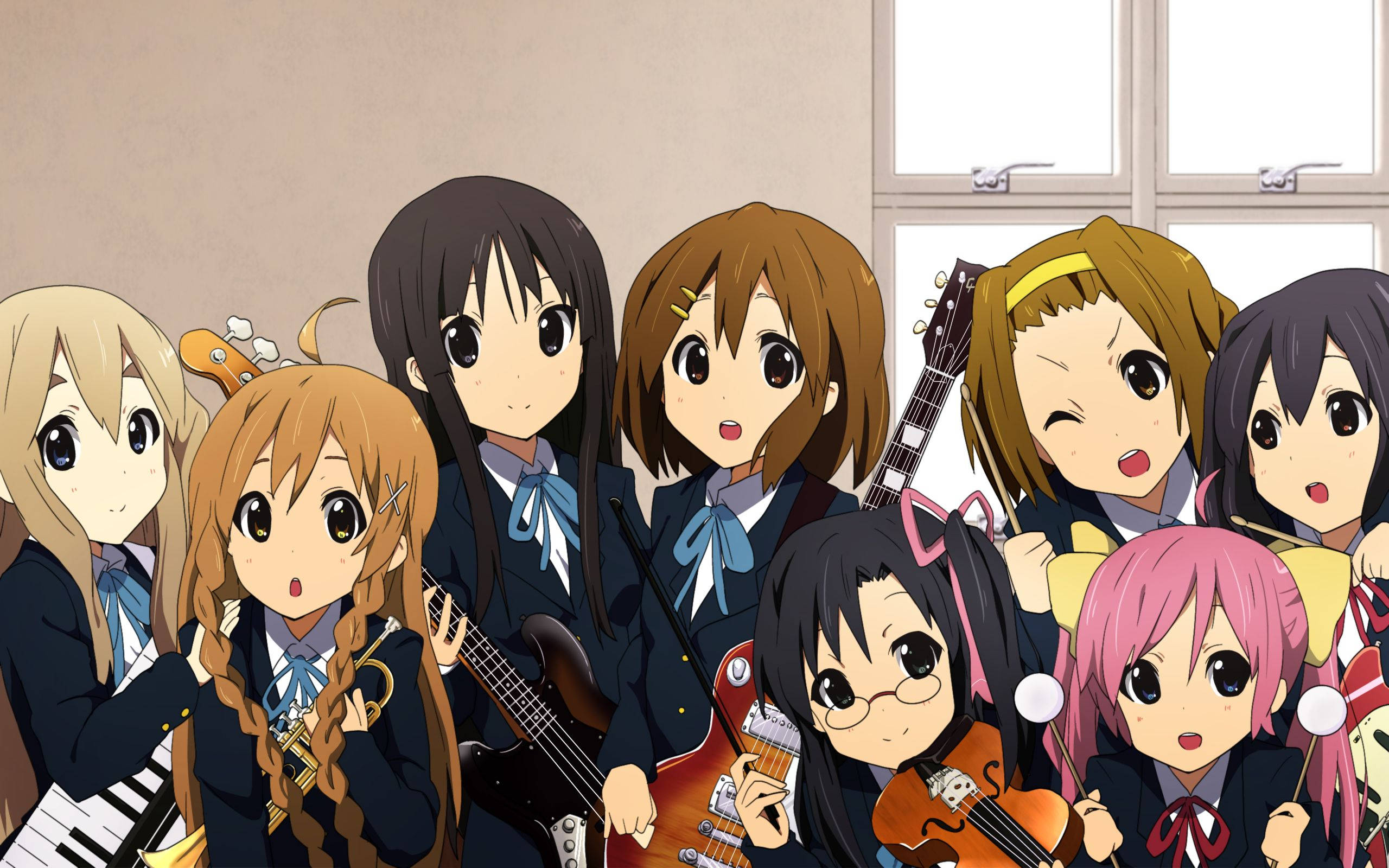 K-on 桌布 壁紙 — 一群穿著校服、手持樂器、在室內窗邊的開朗動畫女孩樂隊。