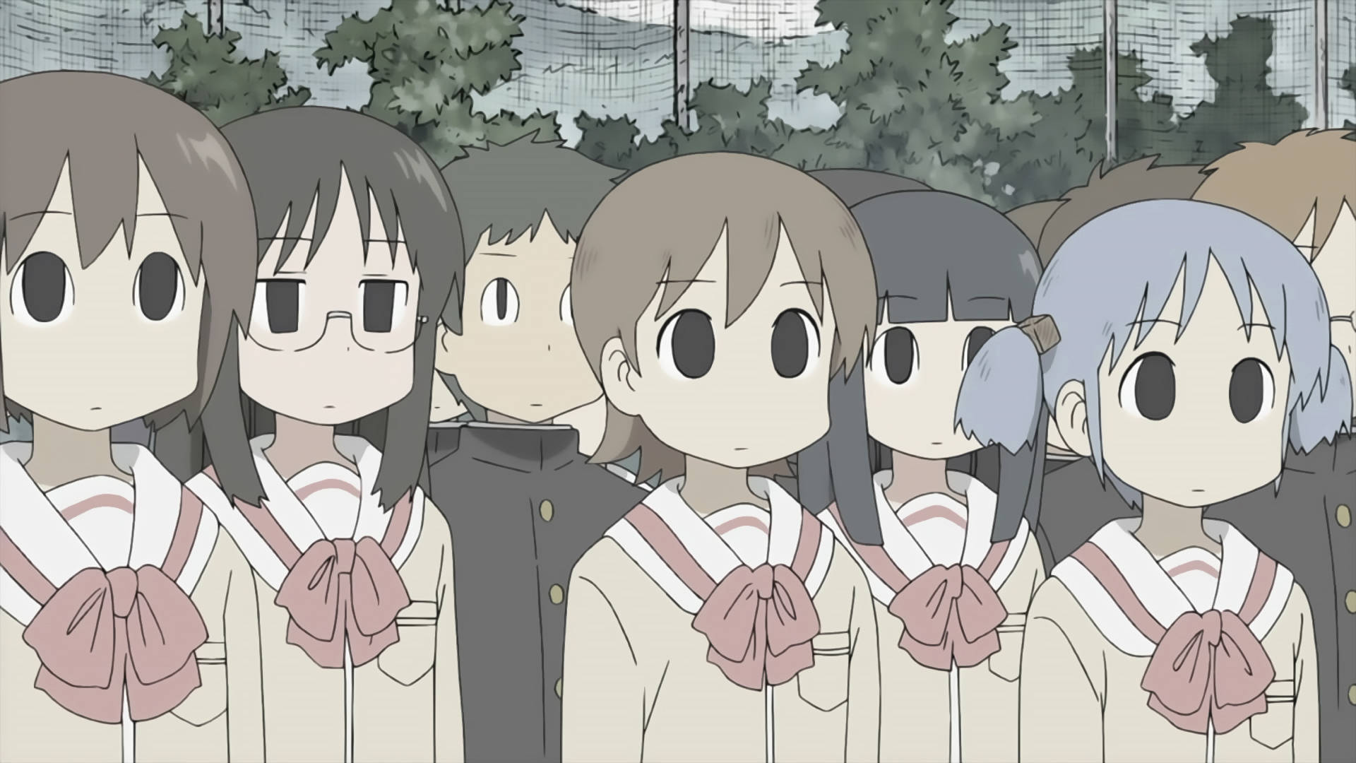 動漫 桌布 壁紙 — 一群穿著校服的動畫女學生，面無表情地排成一排，背景是模糊的戶外景色。