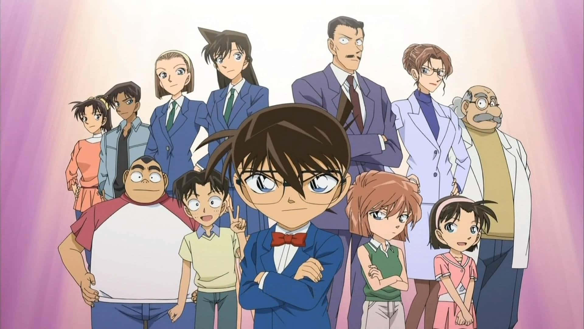 Detective Conan 桌布 壁紙 — 一群穿著正式和休閒服裝的動漫角色站在柔和的紫色漸變背景前。
