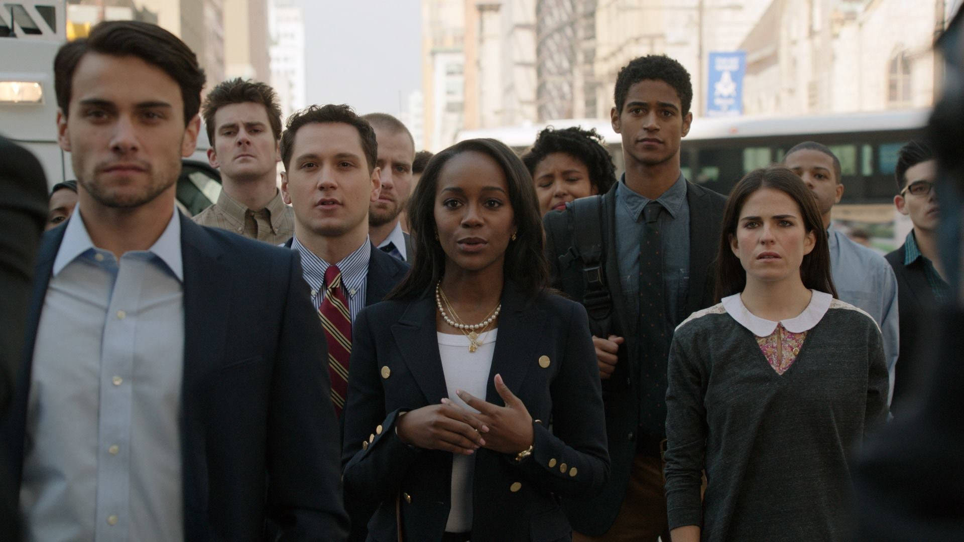 How To Get Away With Murder 桌布 壁紙 — 一群穿著正式服裝的人站在城市街道上，表情憂慮且警覺。