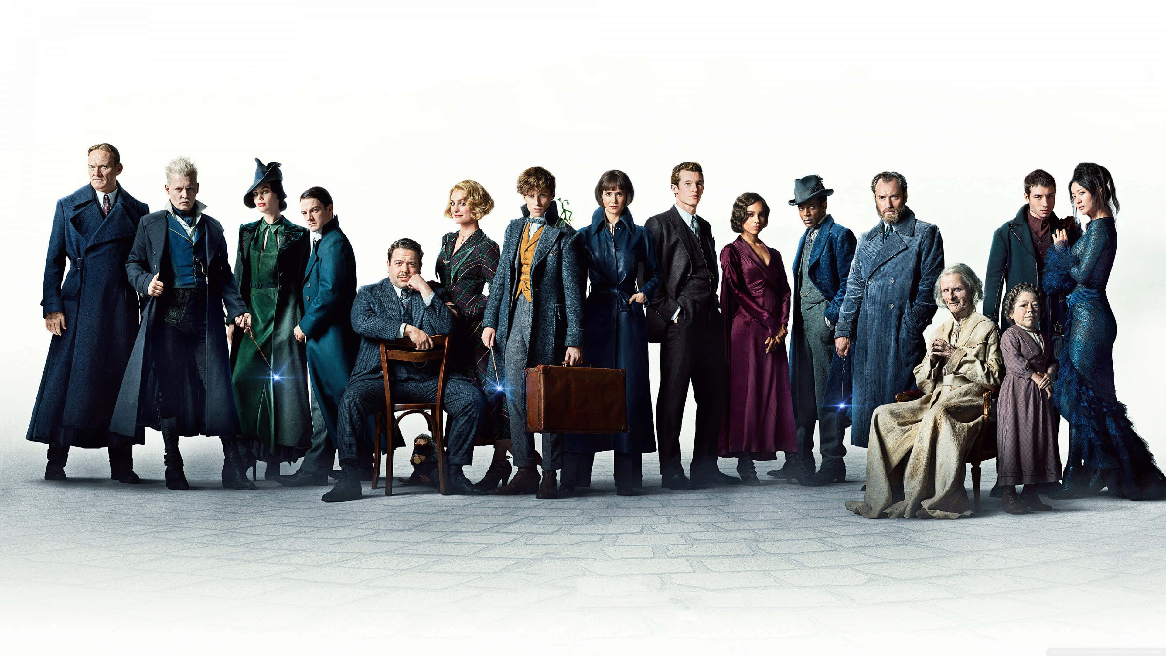 Fantastic Beasts 桌布 壁紙 — 一群穿著深色正式服裝的優雅角色在純白背景前擺姿勢，帶有微妙的發光魔法效果。