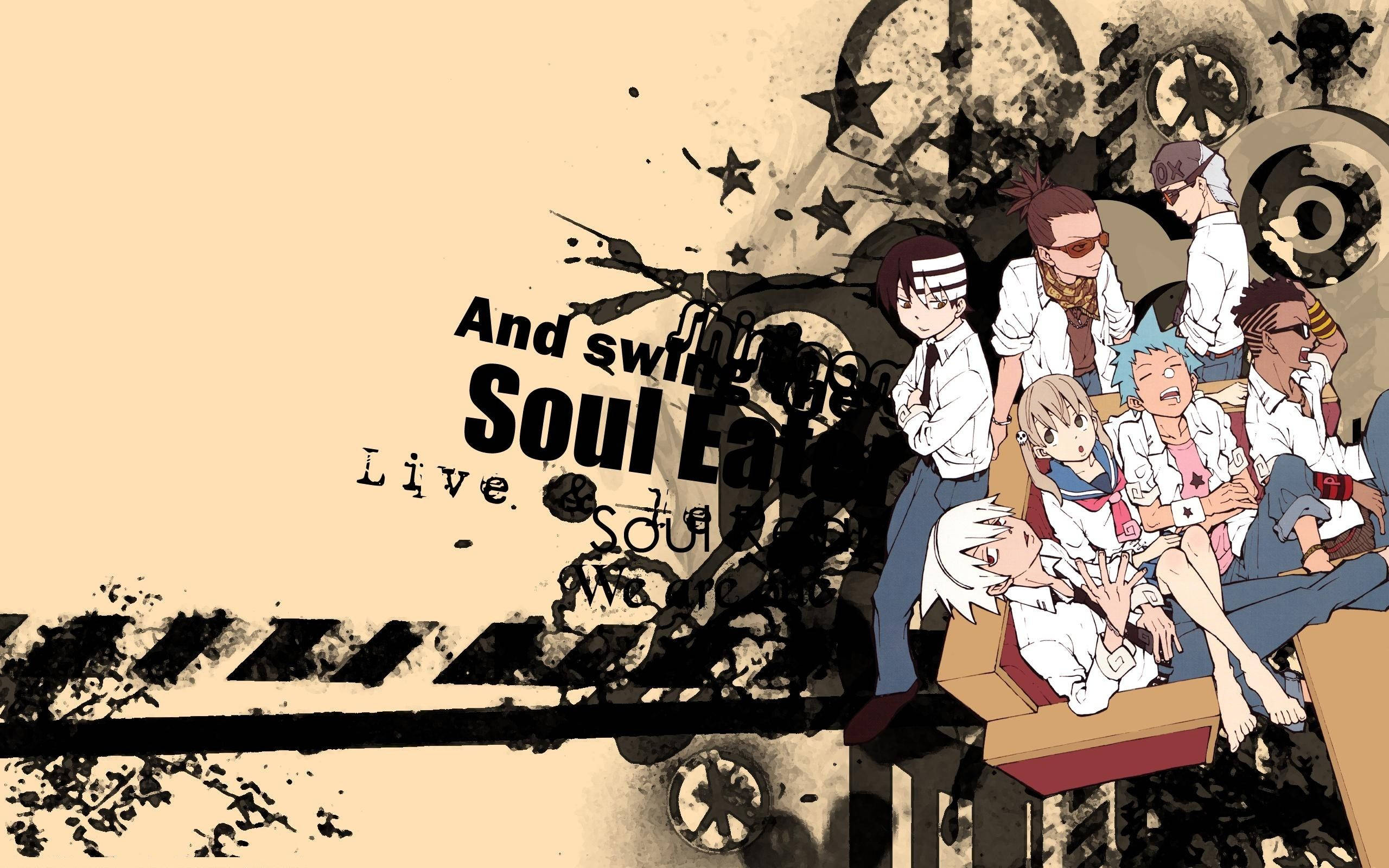Soul Eater 桌布 壁紙 — 一群穿著白色實驗室外套的動漫角色在粗糙的米色背景前充滿活力地擺姿勢，背景上有飛濺的黑色墨水和機械齒輪。