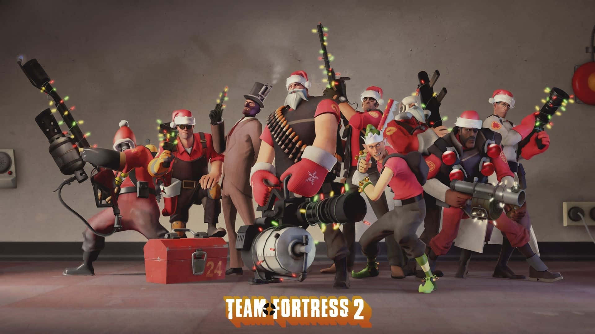 1920x1080 Tf2 桌布 壁紙 — 一群穿著節日服裝的 Team Fortress 2 角色在昏暗的房間裡拿著裝飾過的武器擺姿勢。