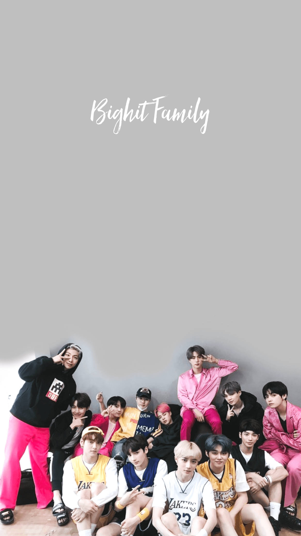 Txt 桌布 壁紙 — 一群穿著色彩繽紛服裝的年輕男性，在印有 'Bighit Family' 字樣的素色灰色牆壁前隨意擺姿勢。