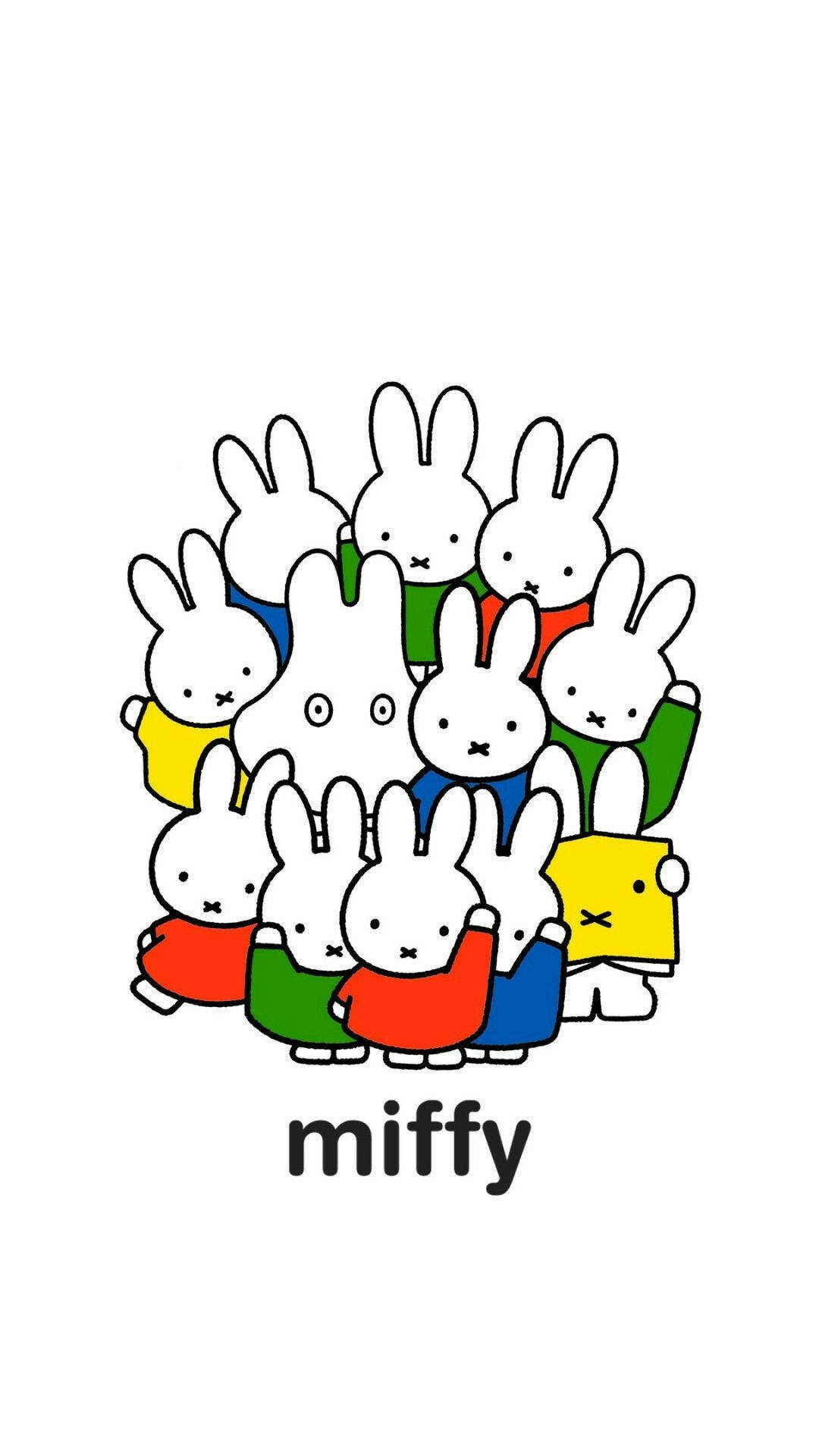 米飛兔 桌布 壁紙 — 一群穿著色彩繽紛服裝的快樂 Miffy 兔子，在純白色背景上擠在一起。