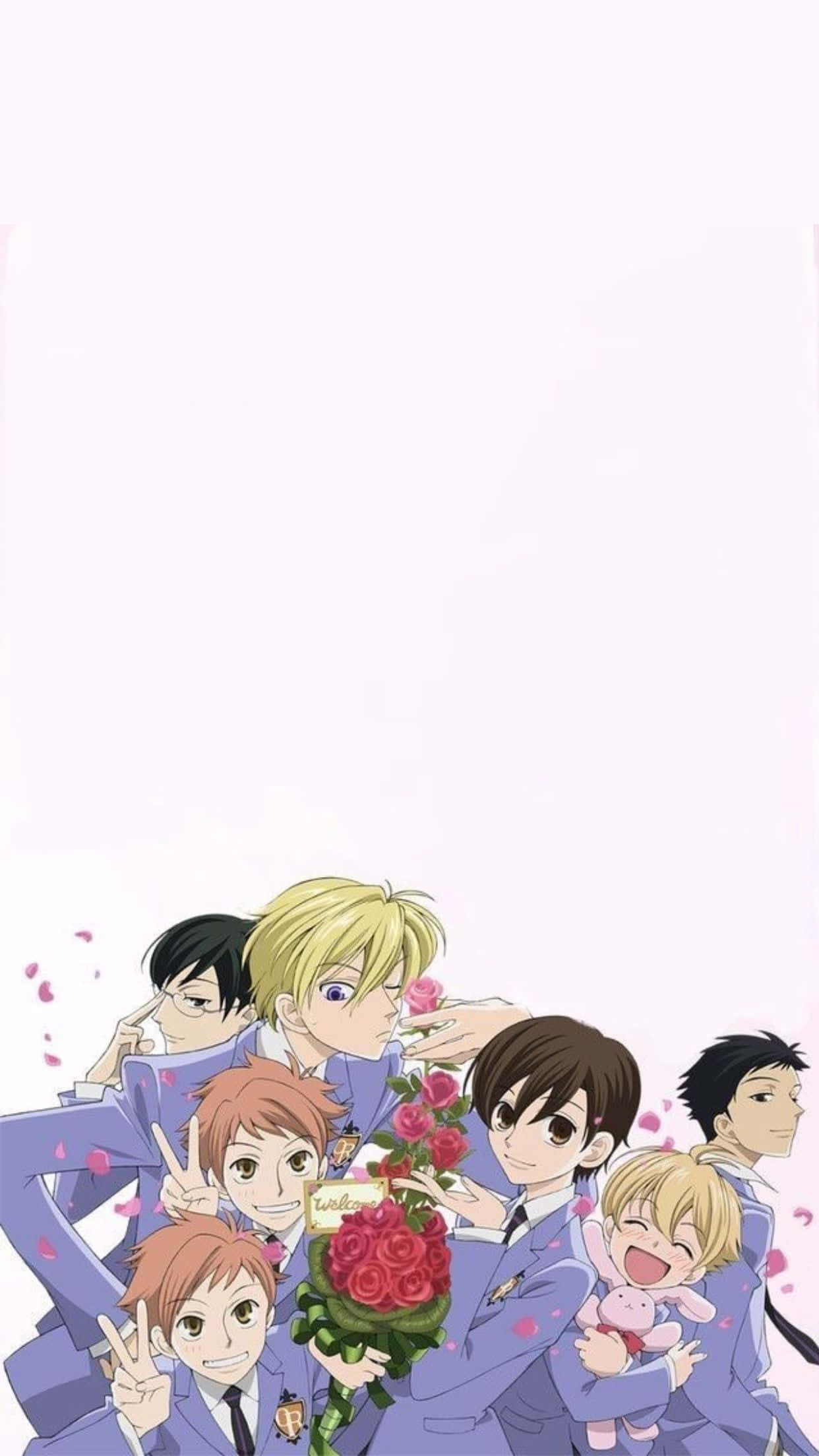 haruhi fujioka 桌布 壁紙 — 一群穿著藍色制服的動畫男孩在柔和粉紅色背景前微笑擺姿勢，手持玫瑰和毛絨玩具。