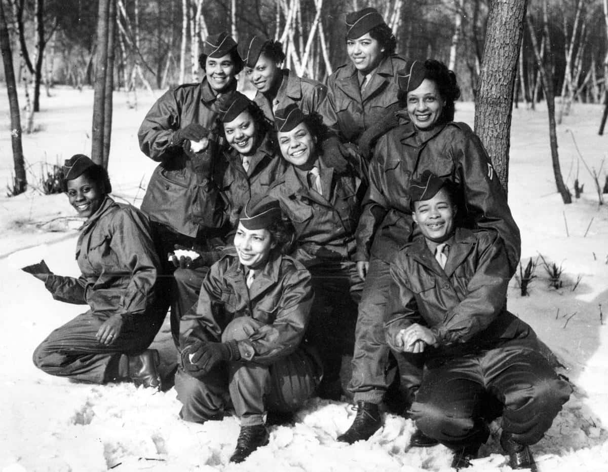 一群穿著軍服的女性在雪中合影 壁紙