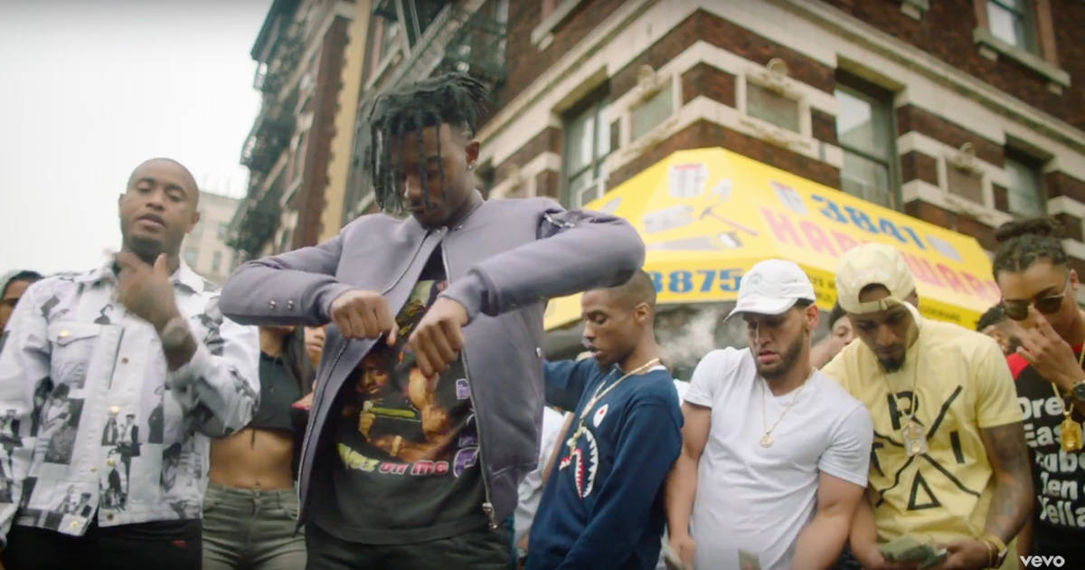 Carti 桌布 壁紙 — 一群穿著都市街頭服飾的年輕男性在黃色餐車附近的城市人行道上自信地擺姿勢。