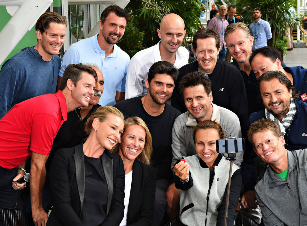 Tennis 桌布 壁紙 — 一群笑容滿面的男女在戶外一起用自拍桿上的智慧型手機自拍。