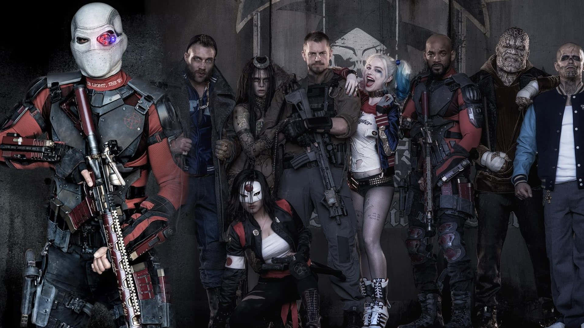 Margot Robbie Harley Quinn 桌布 壁紙 — 一群粗獷的武裝超級英雄和反派在黑暗的工業環境中擺出威脅姿態。