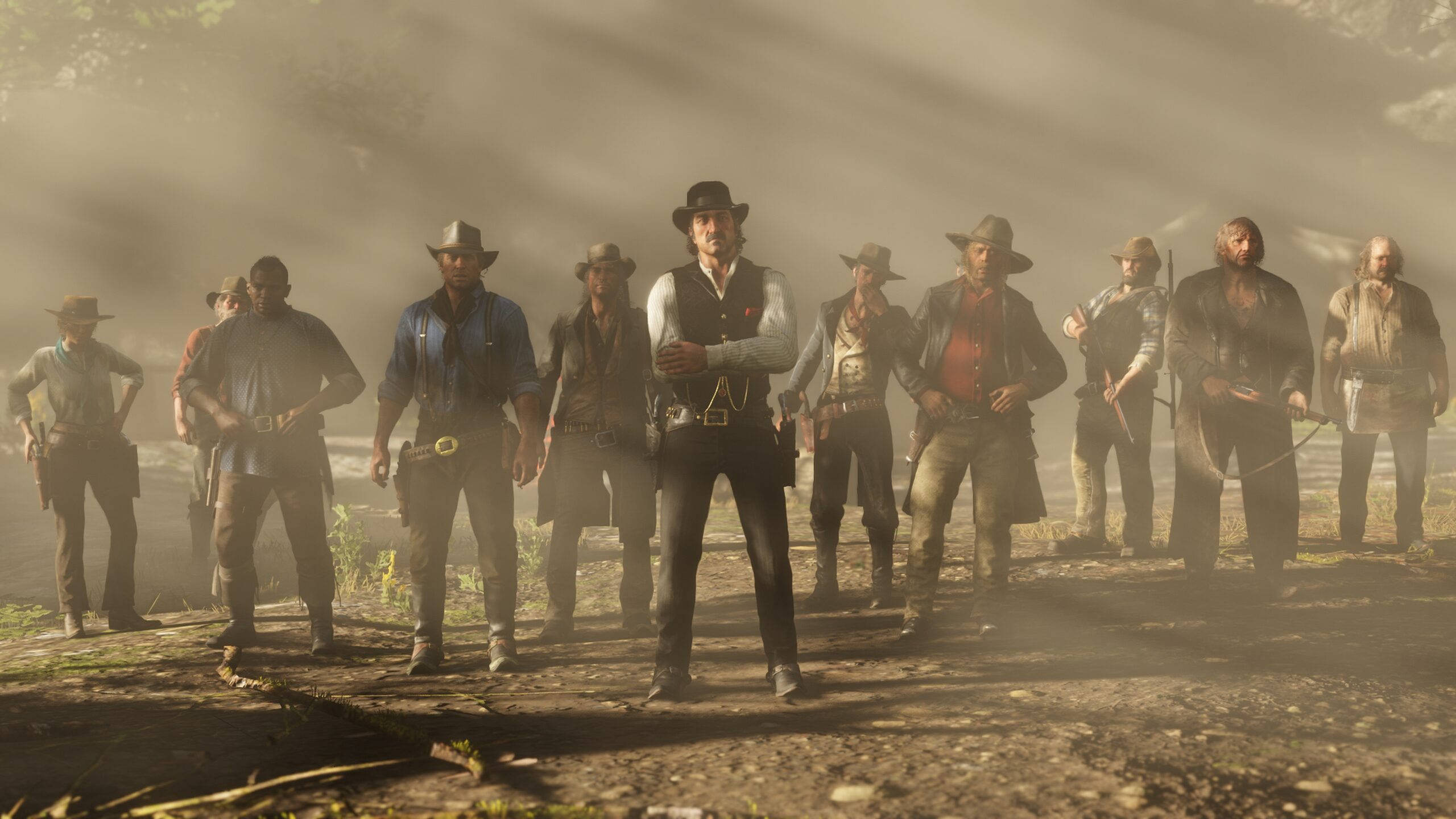 Red Dead Redemption 2 Desktop 桌布 壁紙 — 一群粗獷的牛仔穿著滿是灰塵的服裝，站在陽光普照的森林空地中，光線穿過樹木形成光束。
