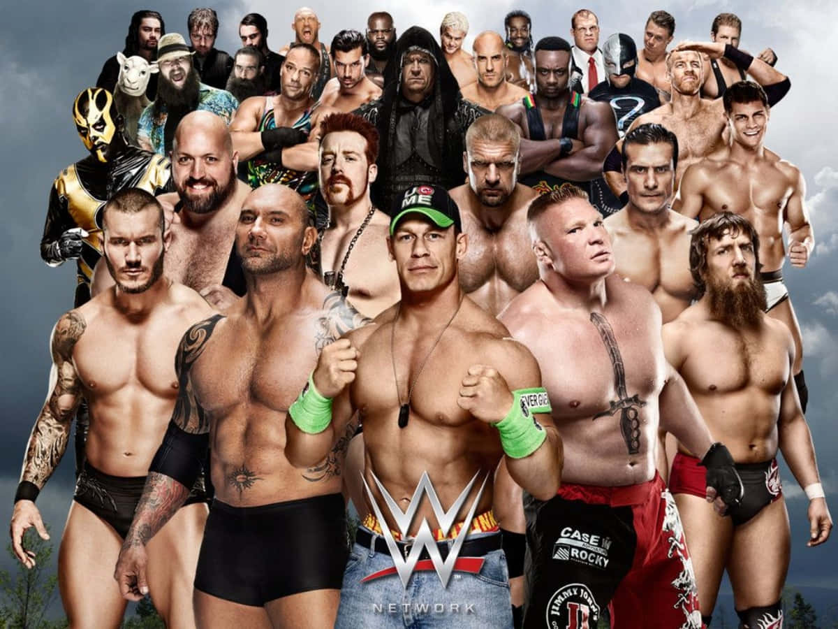 WWE 桌布 壁紙 — 一群肌肉發達的WWE摔角手在暴風雨天空背景下自信地擺姿勢，並帶有WWE Network標誌。