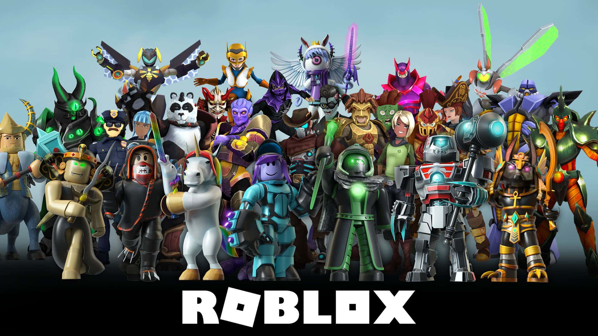 Roblox Character 桌布 壁紙 — 一群色彩繽紛、身穿各式服裝和盔甲的不同Roblox虛擬角色，在柔和的藍色漸變背景前一起擺姿勢。