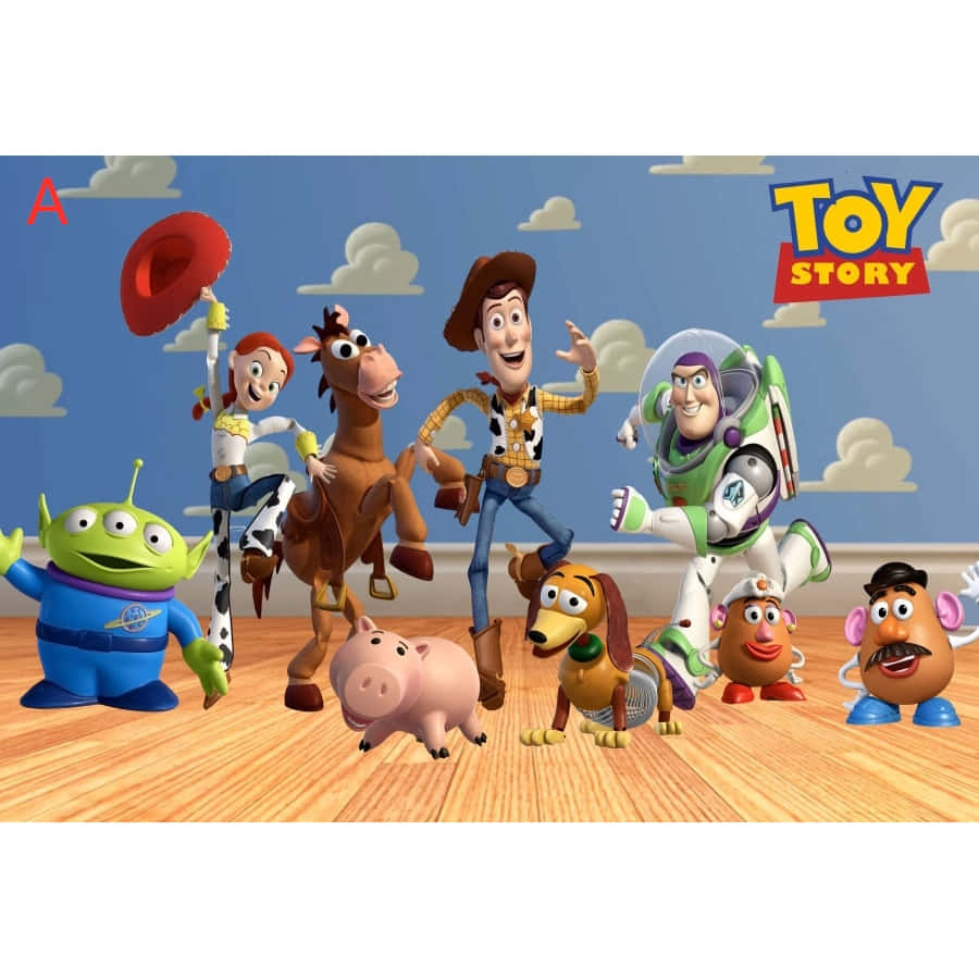 toys 桌布 壁紙 — 一群色彩繽紛的《玩具總動員》角色在木地板上開心地擺姿勢，背景是藍天白雲。