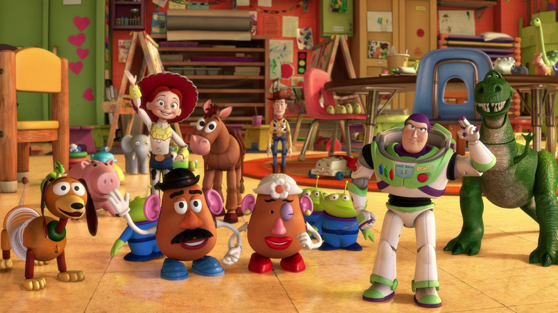 Toy Story 3 桌布 壁紙 — 一群色彩繽紛的《玩具總動員》角色聚集在充滿玩具和家具的活力兒童遊戲室中。