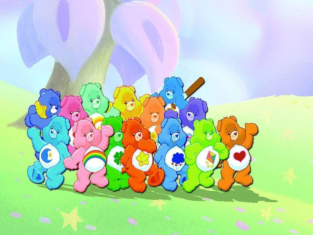 彩虹熊 桌布 壁紙 — 一群色彩繽紛的Care Bears站在草地上，背景是粉彩天空和一棵大樹。