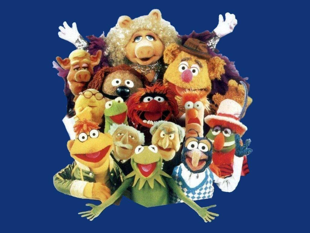 Miss Piggy 桌布 壁紙 — 一群色彩繽紛的Muppet角色在純藍色背景前開心地擺姿勢。