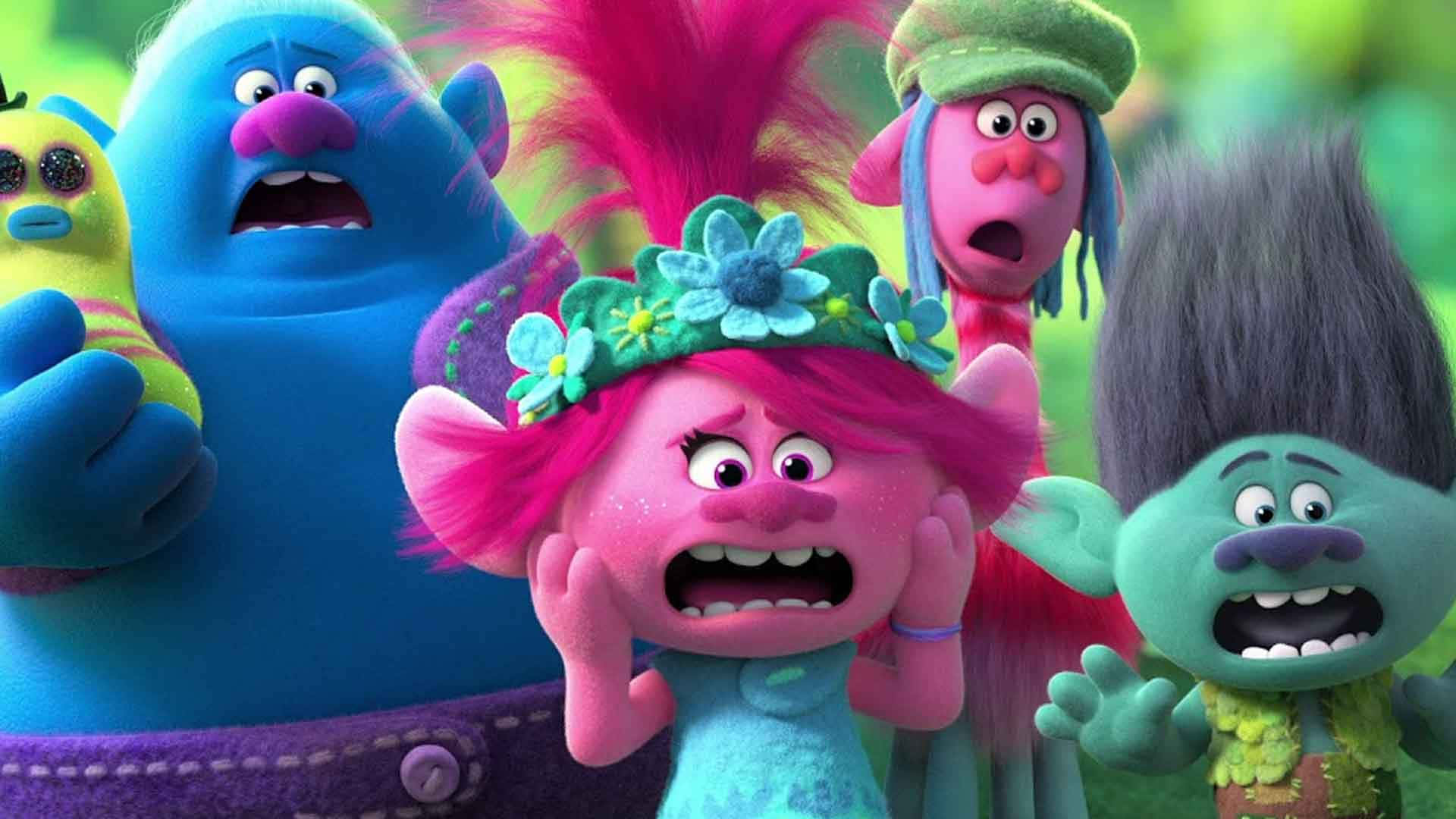 Trolls World Tour 桌布 壁紙 — 一群色彩繽紛的動畫巨魔，在充滿活力的森林場景中露出誇張的震驚表情。