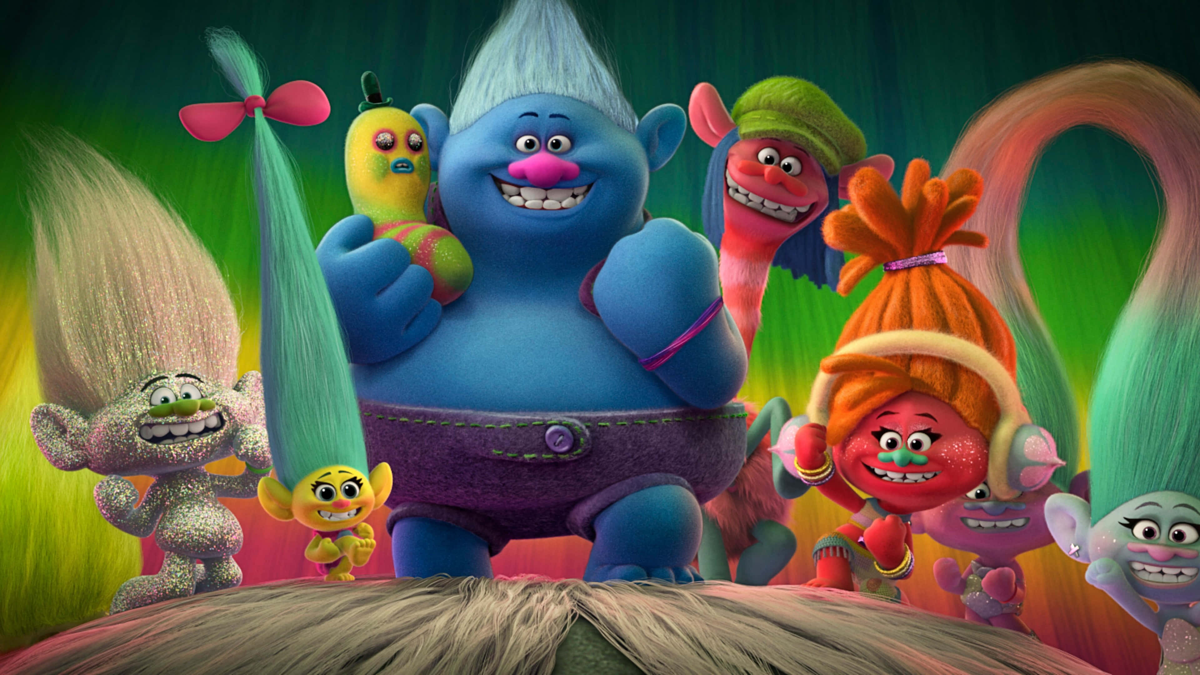 Animation Movies 桌布 壁紙 — 一群色彩繽紛的巨魔，表情誇張，頭髮巨大，站在一個夢幻、發光的場景中。