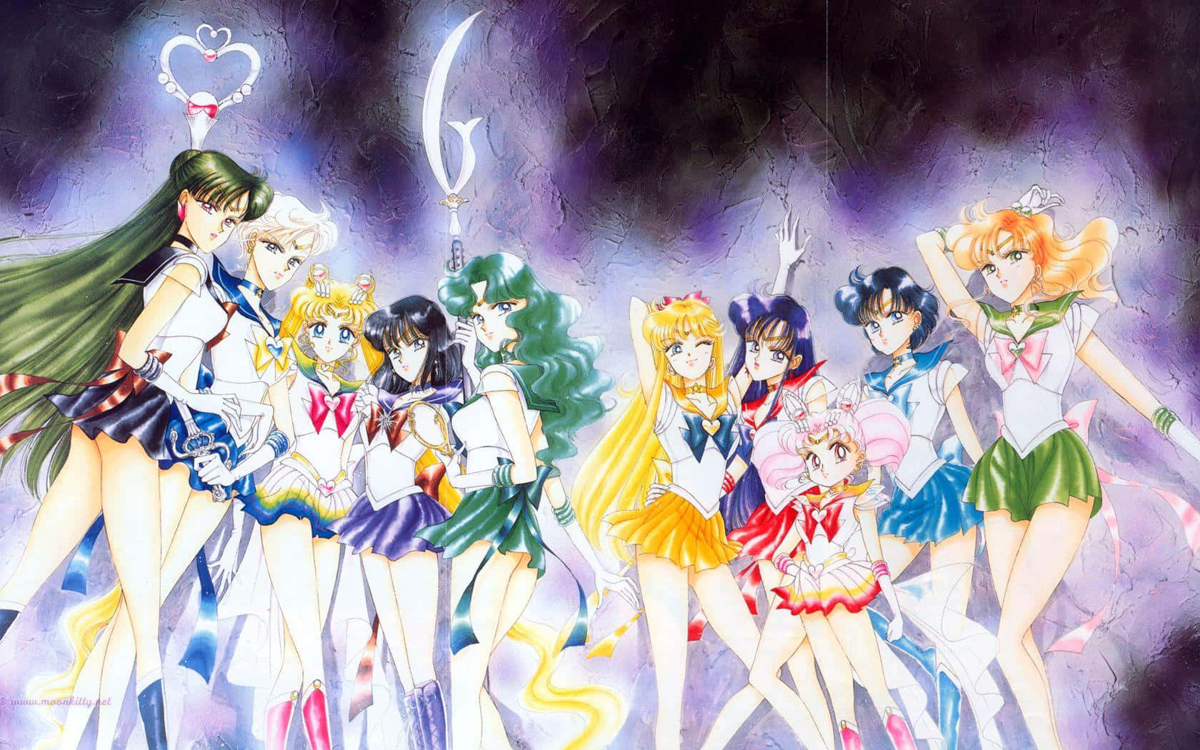 sailor moon crystal 桌布 壁紙 — 一群色彩繽紛的水手服美少女戰士在神秘紫色和藍色宇宙背景下動感地擺出姿勢。