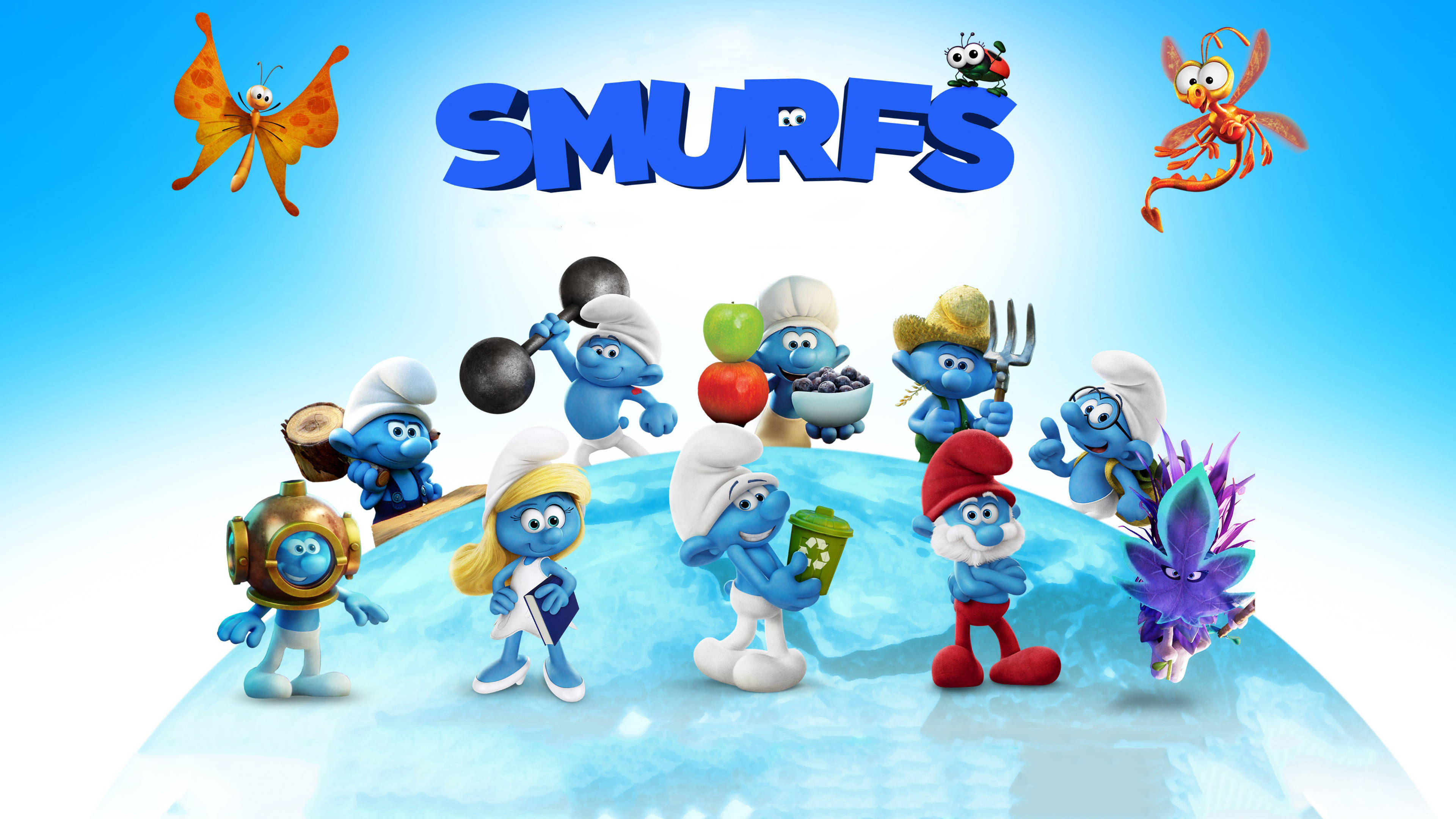 Smurfs 桌布 壁紙 — 一群色彩繽紛的藍色藍精靈，戴著不同的帽子和工具，站在地球儀上，在明亮的藍天下，附近有卡通昆蟲飛翔。