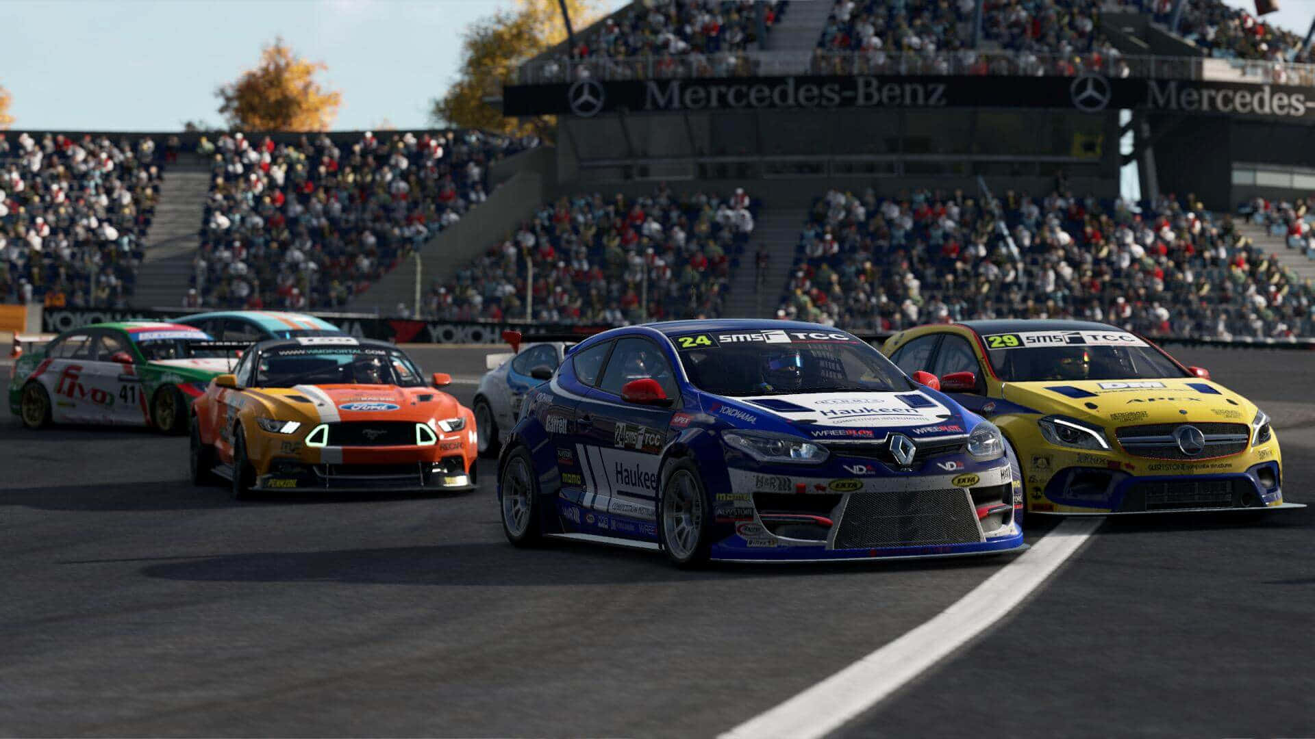 Best Project Cars 2 桌布 壁紙 — 一群色彩繽紛的賽車在晴朗秋天下，圍繞著坐滿觀眾的賽道飛馳。