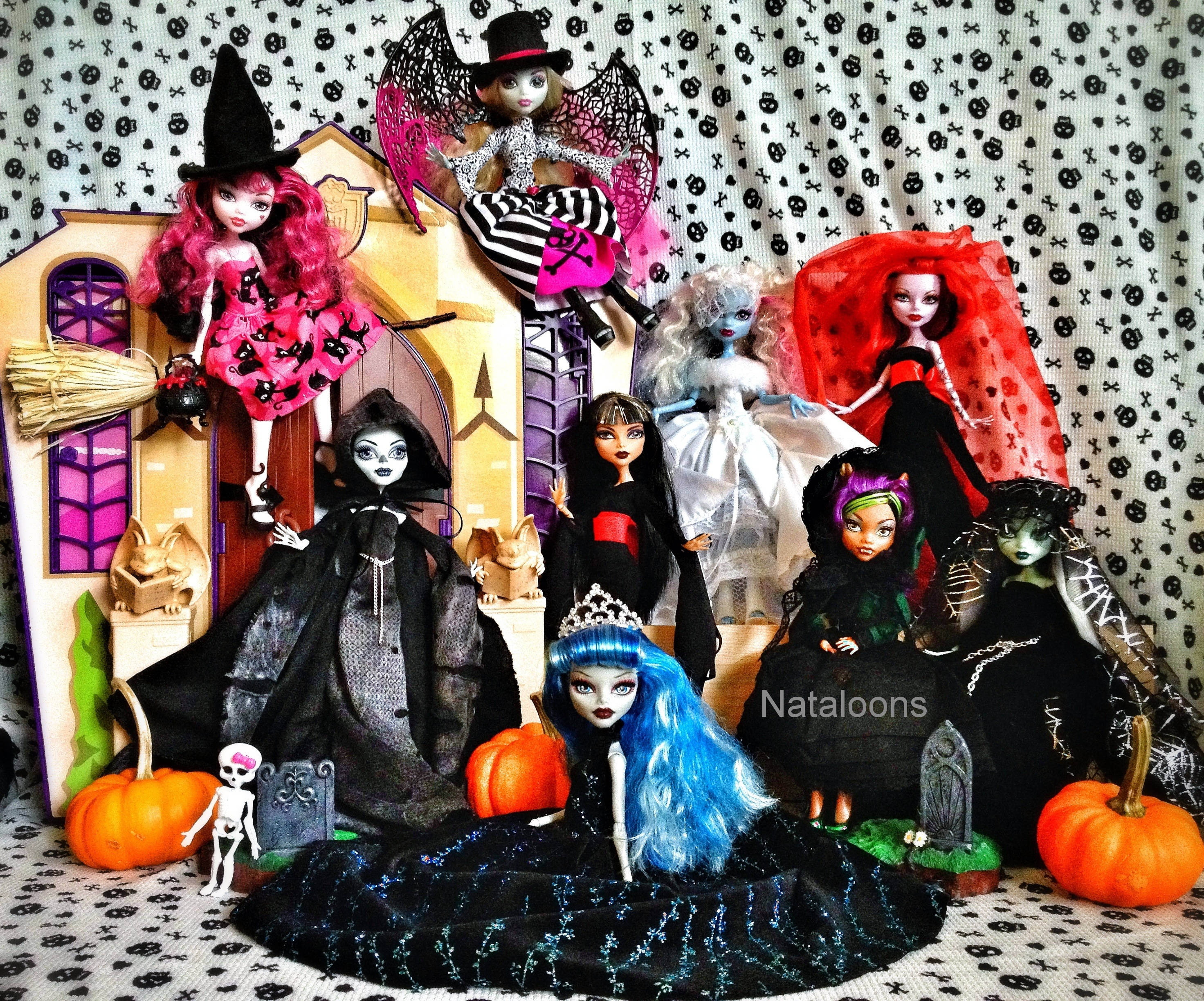 bratz 美學 桌布 壁紙 — 一群萬聖節主題的玩偶穿著恐怖服裝，在南瓜和鬼屋背景周圍擺姿勢。