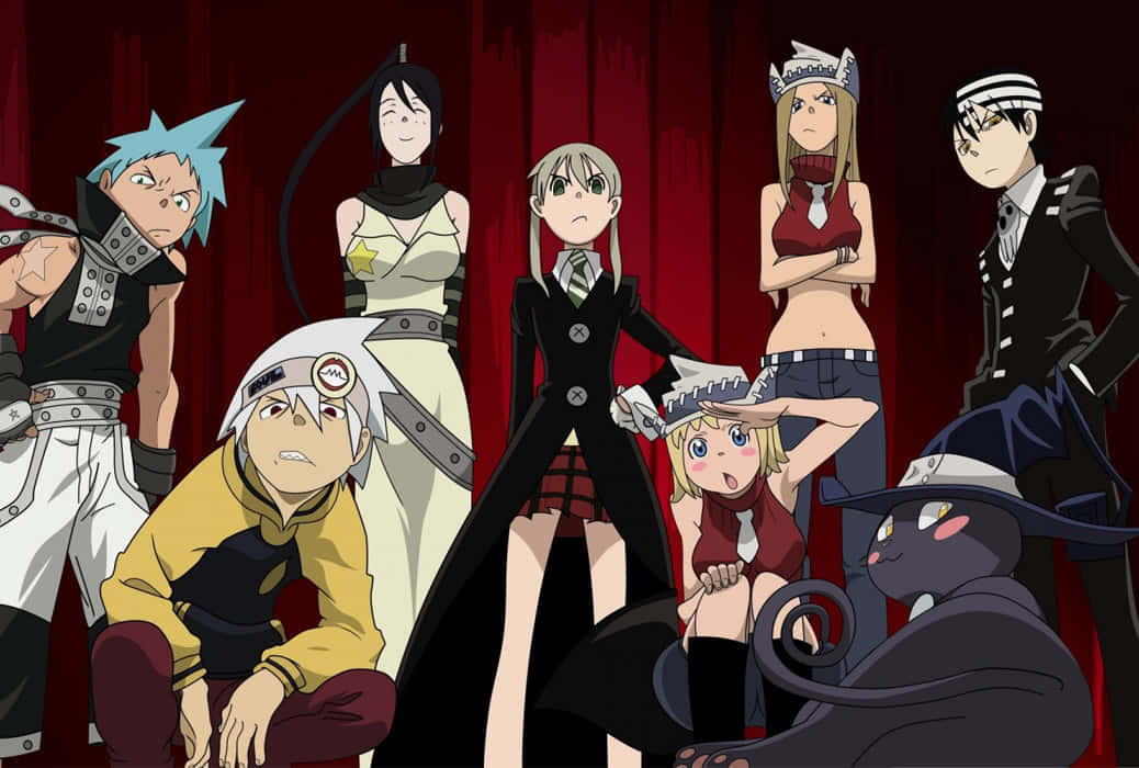 Soul Eater 桌布 壁紙 — 一群表情和服裝各異的動漫角色站在深紅色窗簾背景前。