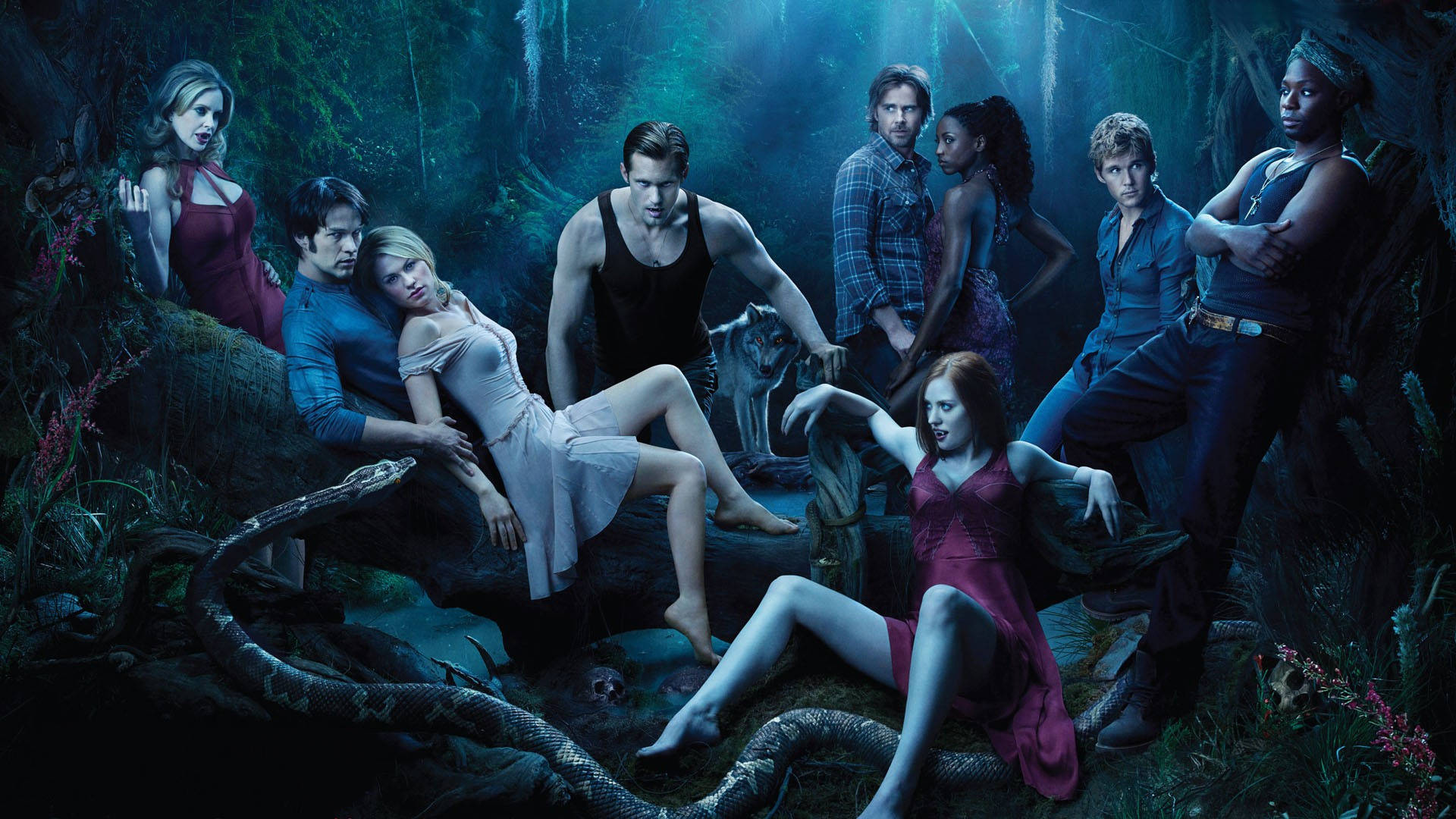 True Blood 桌布 壁紙 — 一群角色在黑暗神秘森林中戲劇性地擺姿勢，伴隨著發光的藍色光芒和大蛇。