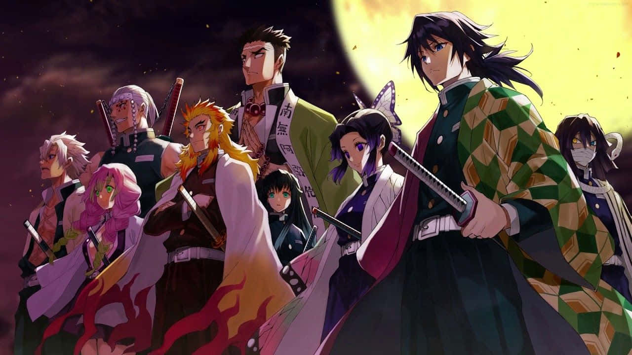 Kimetsu No Yaiba 桌布 壁紙 — 一群身穿傳統服飾的動漫戰士，在發光的黃色月亮背景下英勇站立。