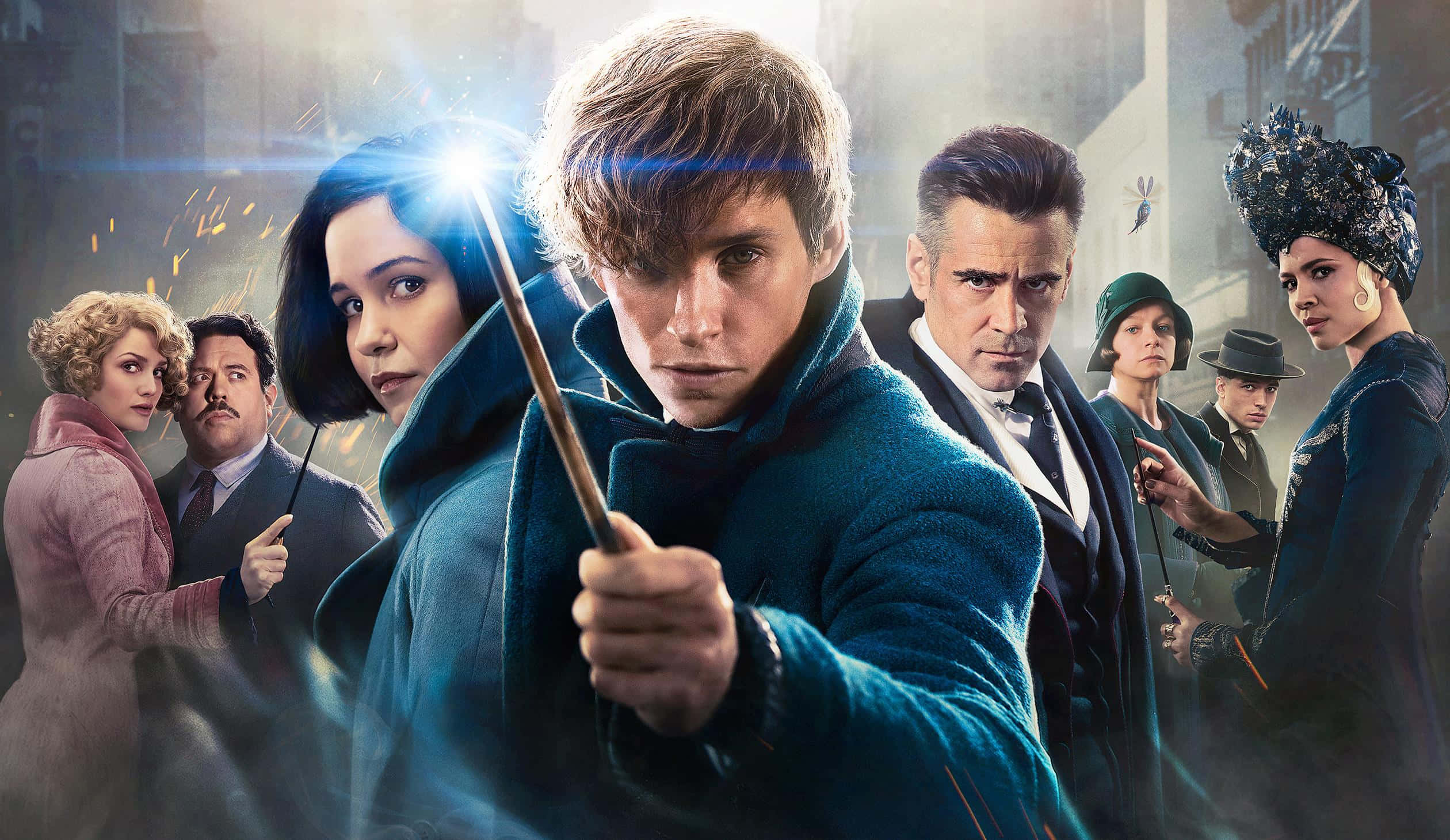 Fantastic Beasts 桌布 壁紙 — 一群身穿復古服裝的巫師在迷霧籠罩的城市小巷中，手持發光的魔杖，準備戰鬥。