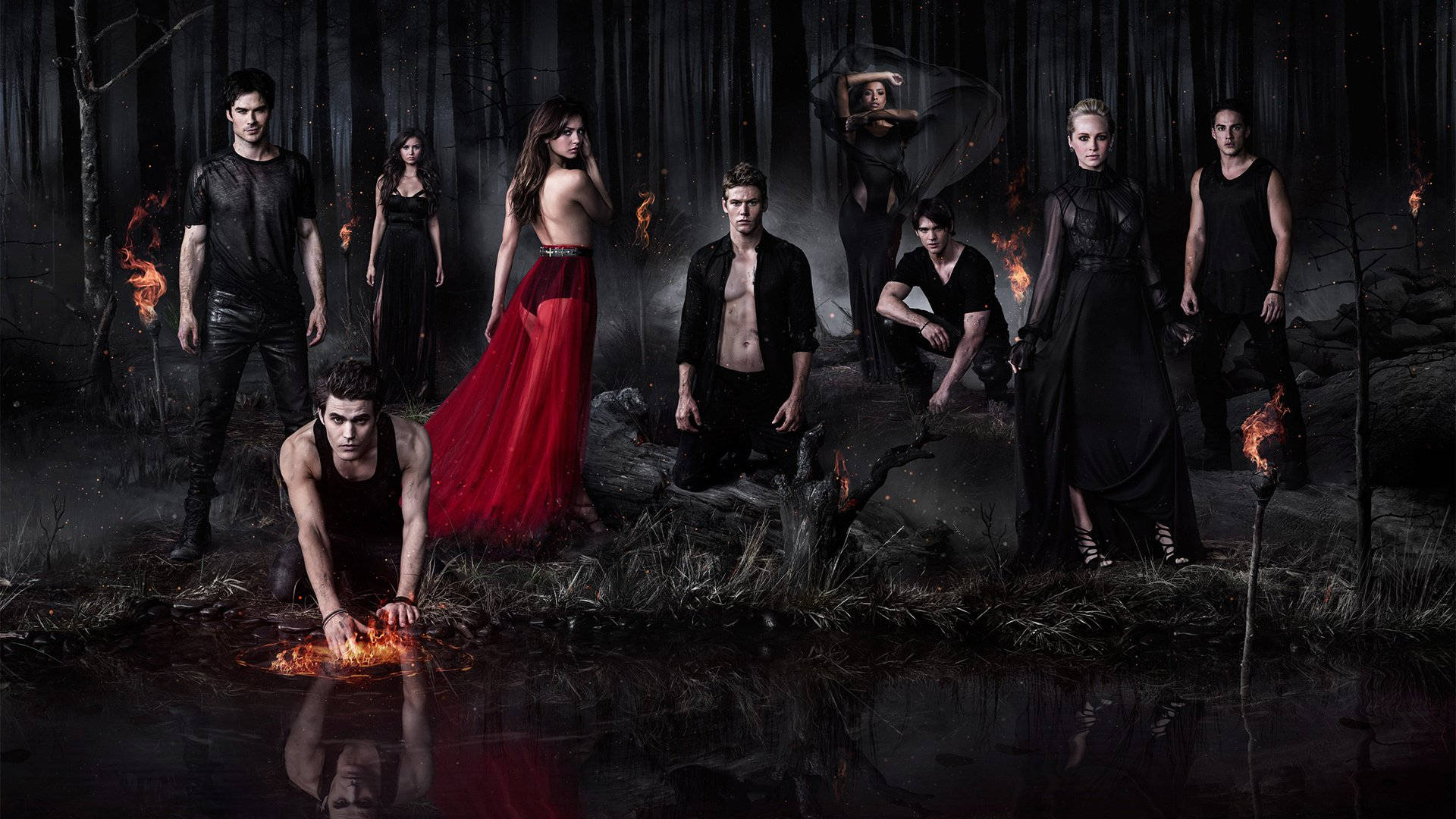 Vampire Diaries 桌布 壁紙 — 一群身穿深色服裝的角色站在迷霧森林中，火焰圍繞著一個反射池。