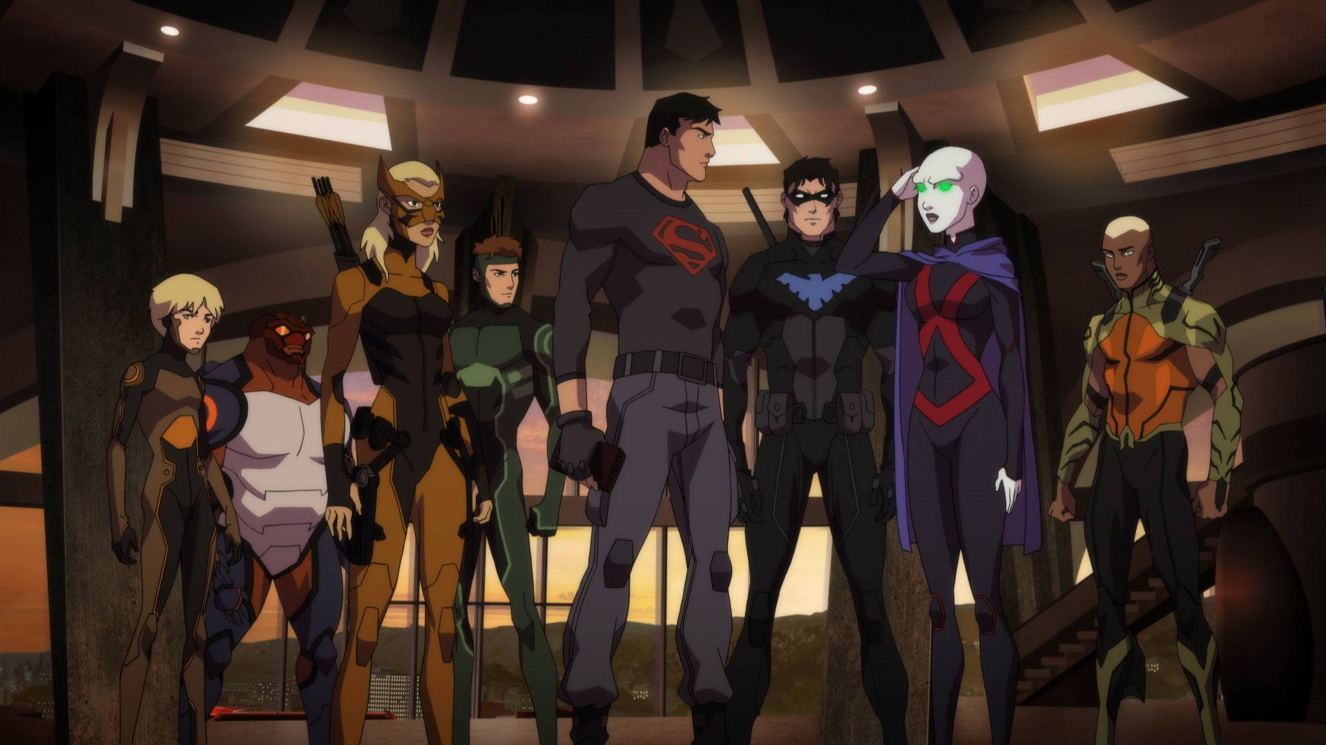 Young Justice 桌布 壁紙 — 一群身穿深色服裝的超級英雄角色在日落時分聚集在現代高科技指揮中心。