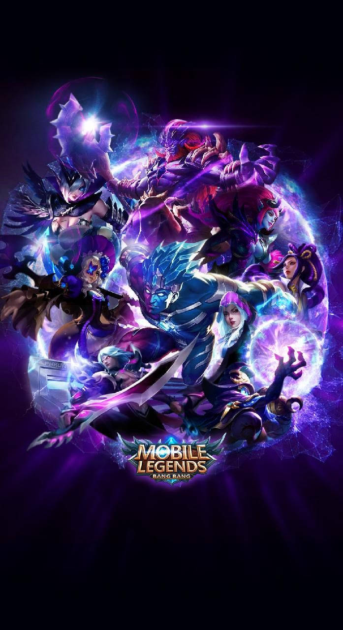 mobile legends logo 桌布 壁紙 — 一群身穿發光紫色和藍色盔甲的奇幻英雄在黑暗的宇宙環境中，在電能中激烈碰撞。