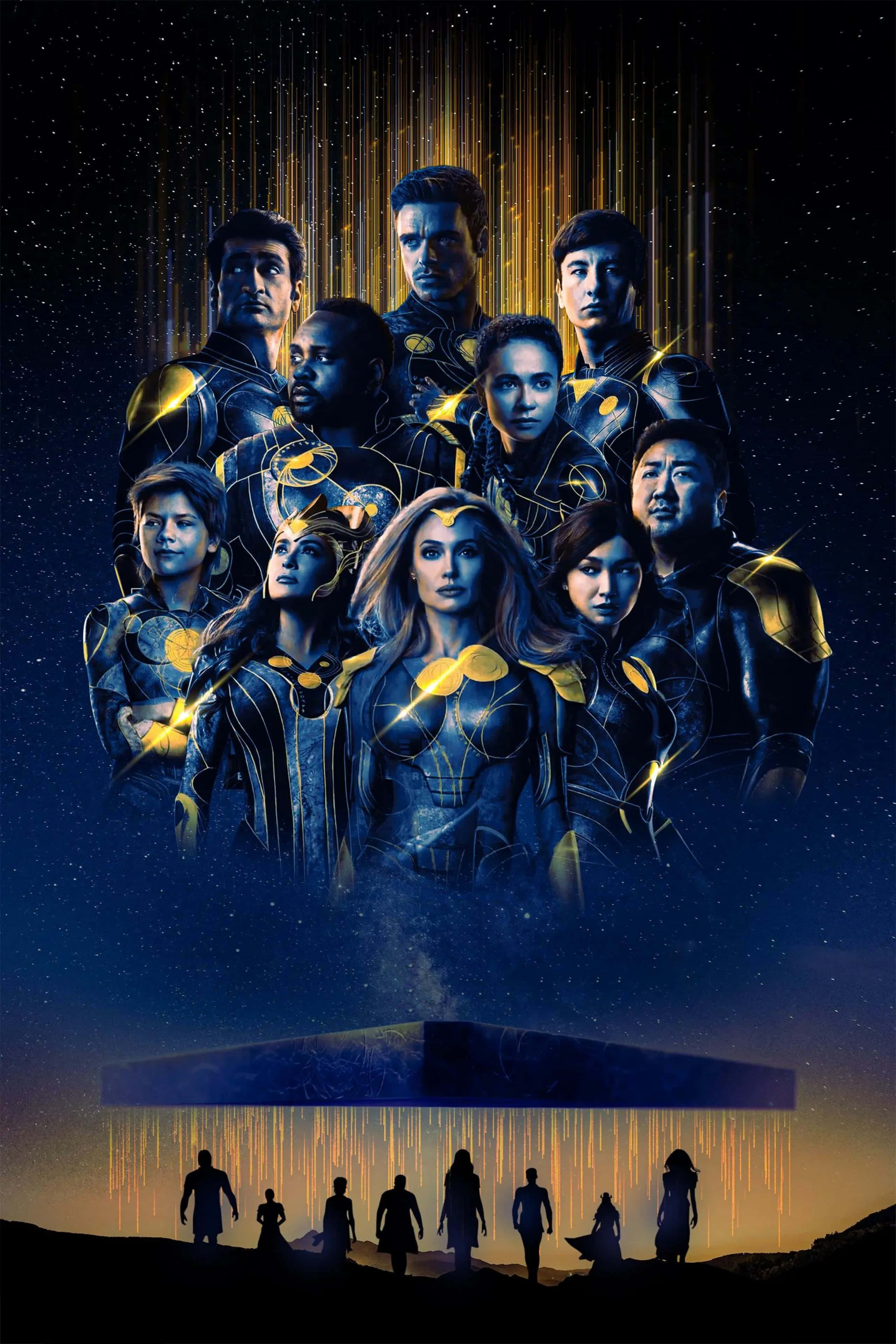 Eternals Movie 桌布 壁紙 — 一群身穿發光藍色和金色套裝的超級英雄站在繁星點點的夜空下，金色的光束從天而降。
