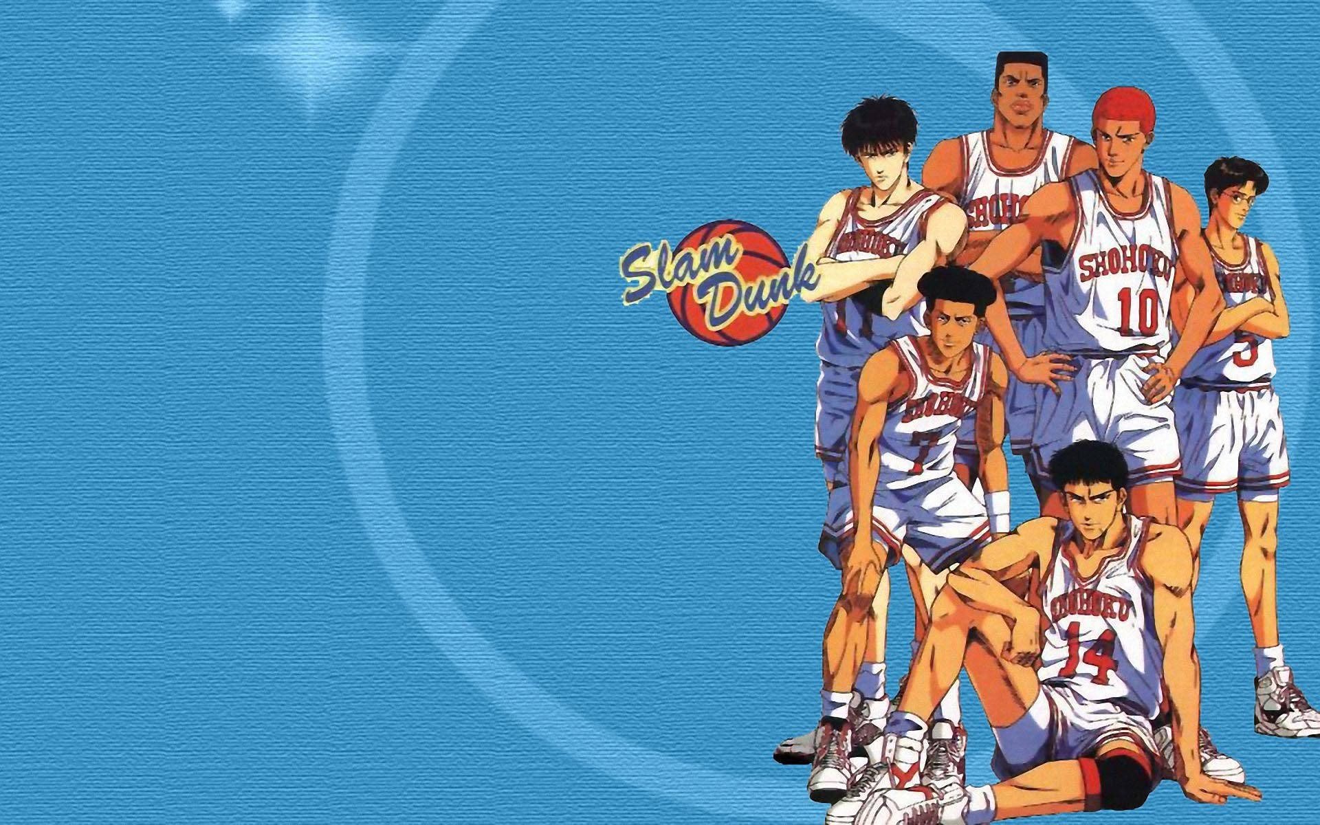 Slam 桌布 壁紙 — 一群身穿白色球衣的動漫籃球運動員在帶有紋理的藍色背景前自信地擺姿勢，背景上有《灌籃高手》標誌。