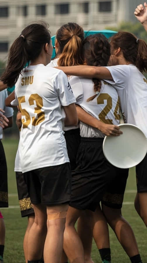Android Ultimate Frisbee 桌布 壁紙 — 一群身穿白色球衣的女子終極飛盤選手在日間比賽中緊密地聚集在草地上。