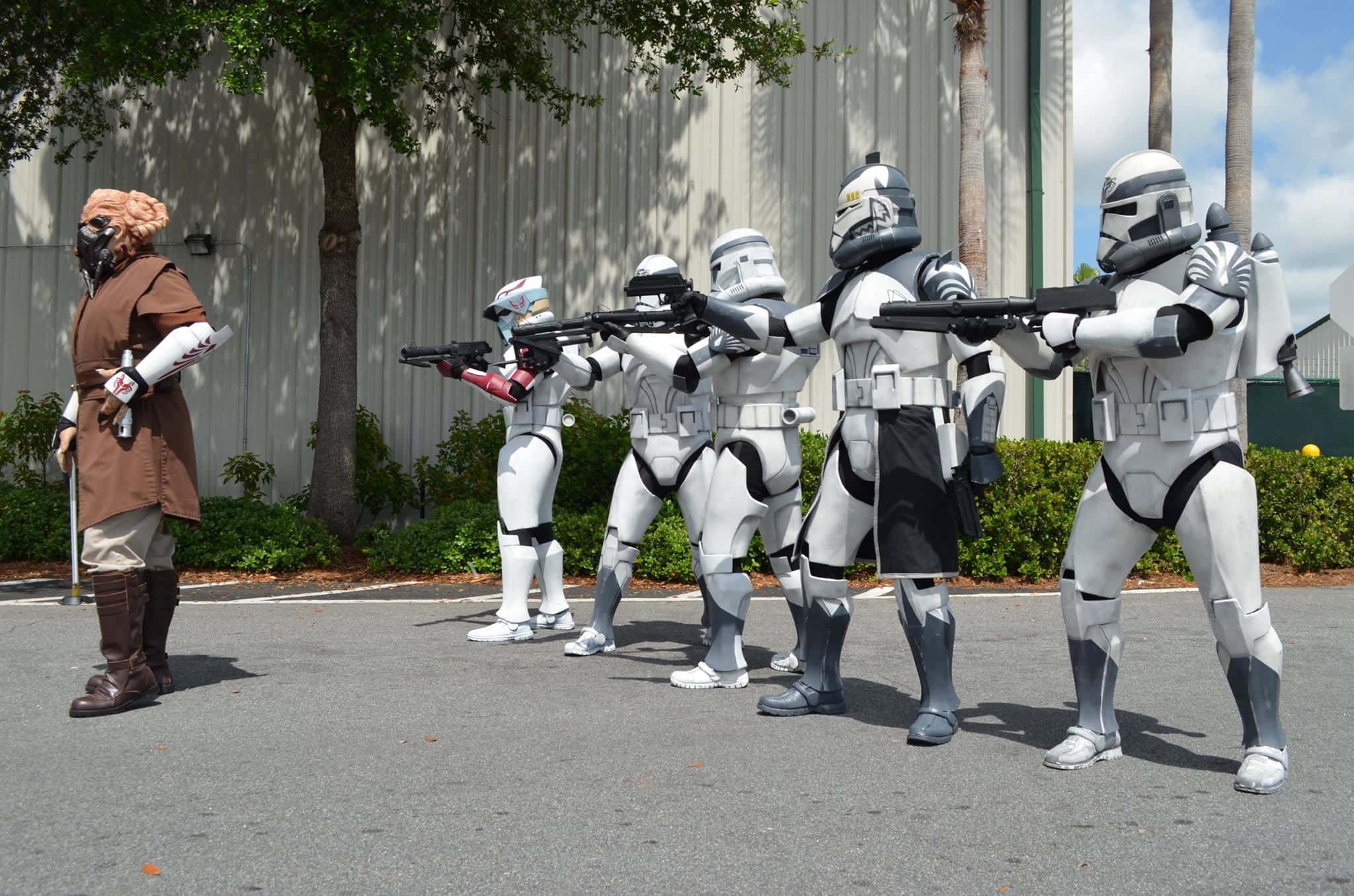 The Order 66 桌布 壁紙 — 一群身穿白色盔甲的星際大戰風暴兵在戶外向身穿棕色長袍的角色瞄準爆能槍。