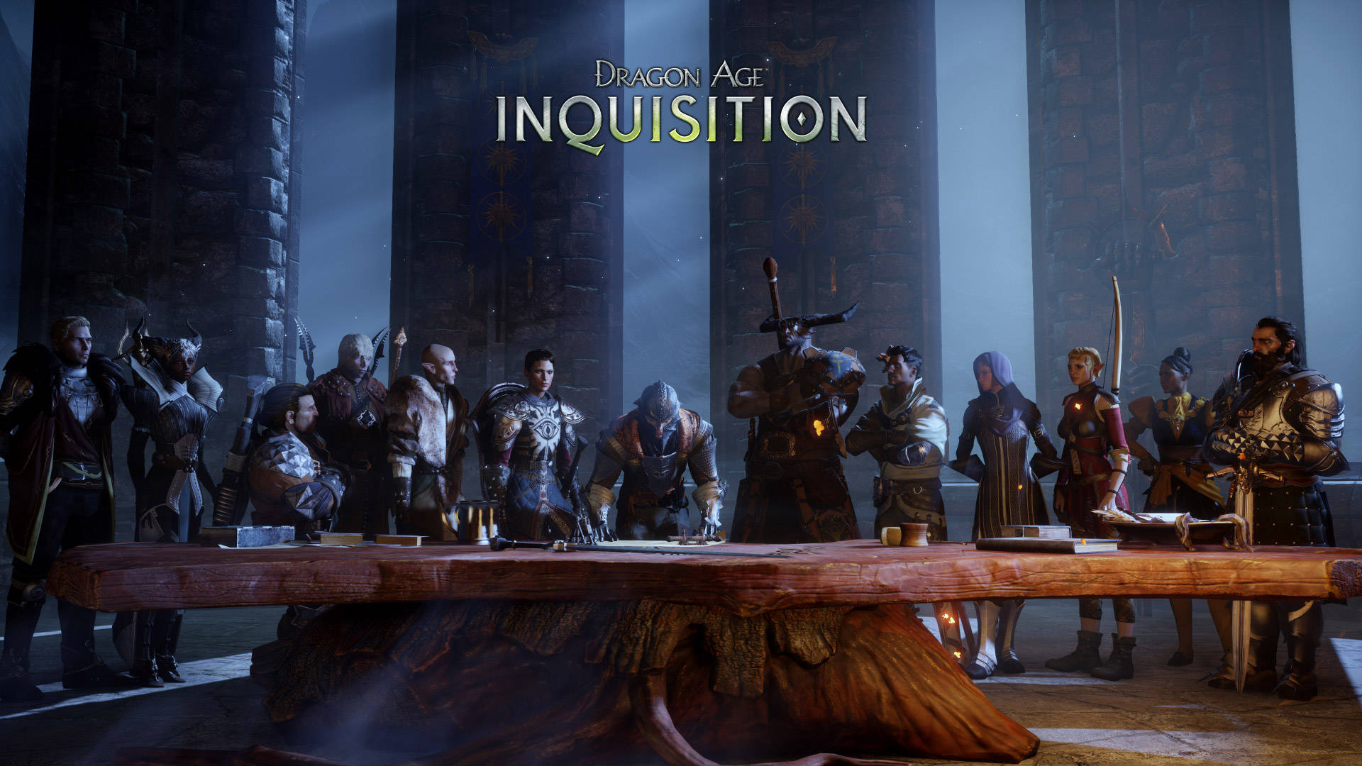 Inquisition 桌布 壁紙 — 一群身穿盔甲的奇幻戰士和法師站在一個光線昏暗的石廳中，圍著一張巨大的木桌，上方有「Dragon Age Inquisition」標誌。