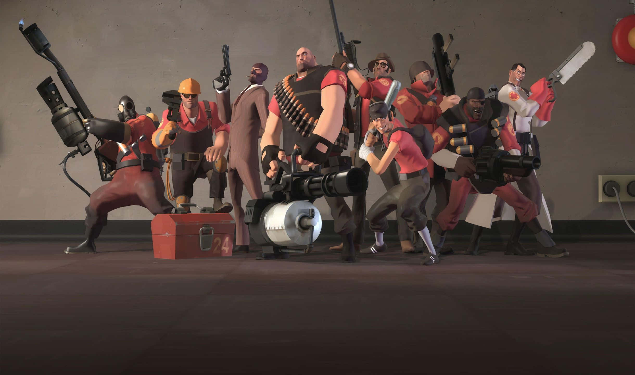 2440x1440 Tf2 桌布 壁紙 — 一群身穿紅色制服的動畫電子遊戲角色在昏暗的房間裡擺出各種武器的姿勢。