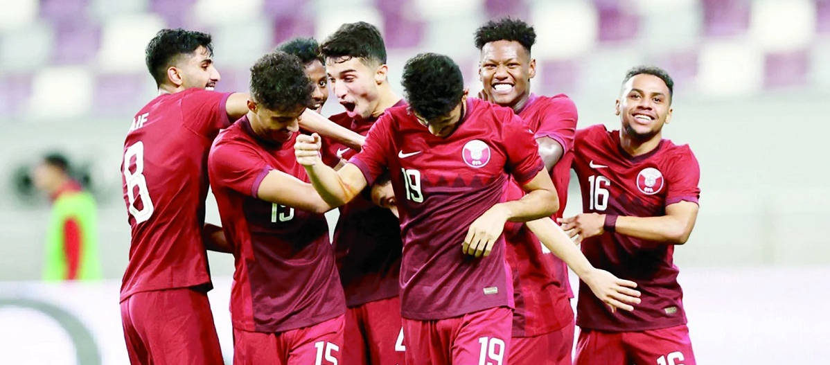 Qatar 桌布 壁紙 — 一群身穿紅色球衣的足球運動員在燈火通明的球場上熱烈慶祝。