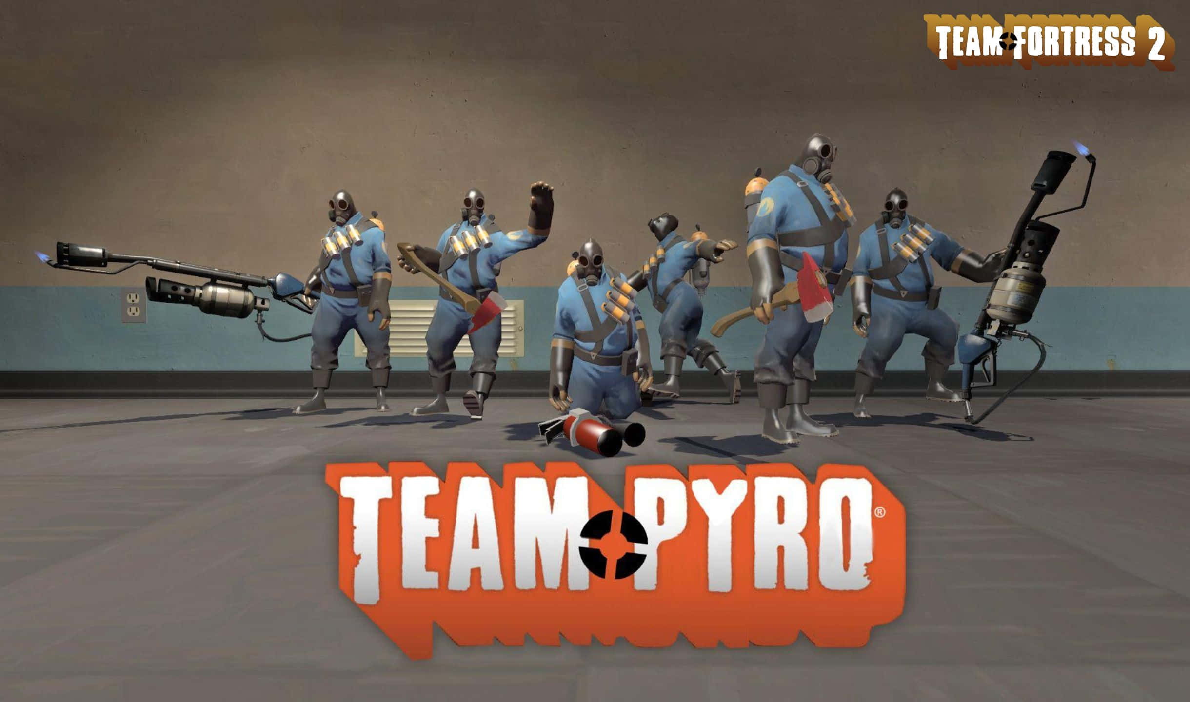 2440x1440 Tf2 桌布 壁紙 — 一群身穿藍色制服的 Team Fortress 2 Pyro 角色在粗糙的室內環境中，以火焰噴射器和爆炸物動態擺姿勢。