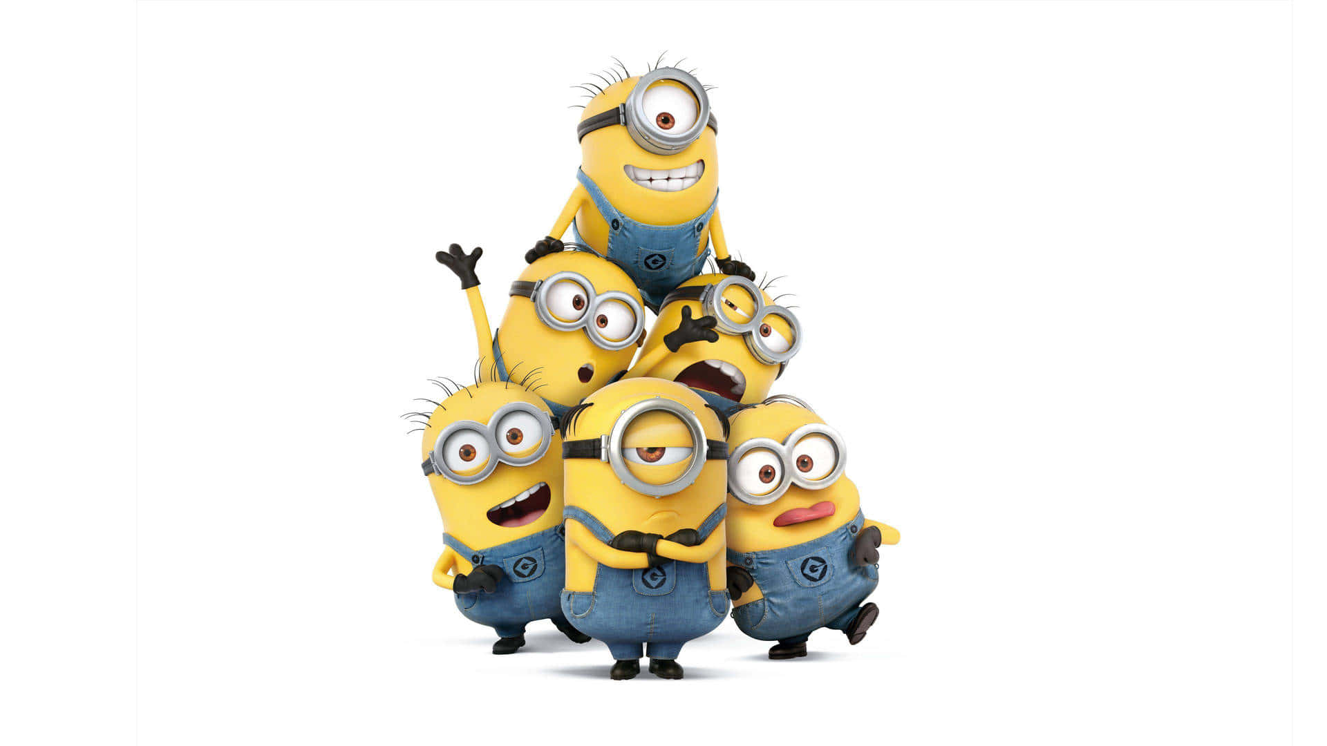 Minion 桌布 壁紙 — 一群身穿藍色工裝褲、開心黃色小小兵以金字塔形狀擺姿勢，露出燦爛笑容和富表情的眼睛，背景為純白色。